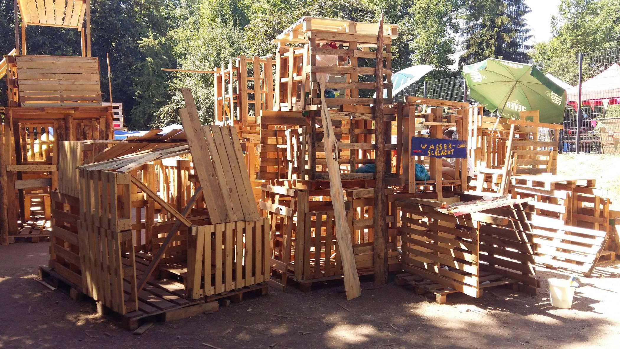 Auf dem Bolzplatz des Konrad-Heresbach-Gymnasiums: Am 15. Juli startet der Bauspielplatz 2019