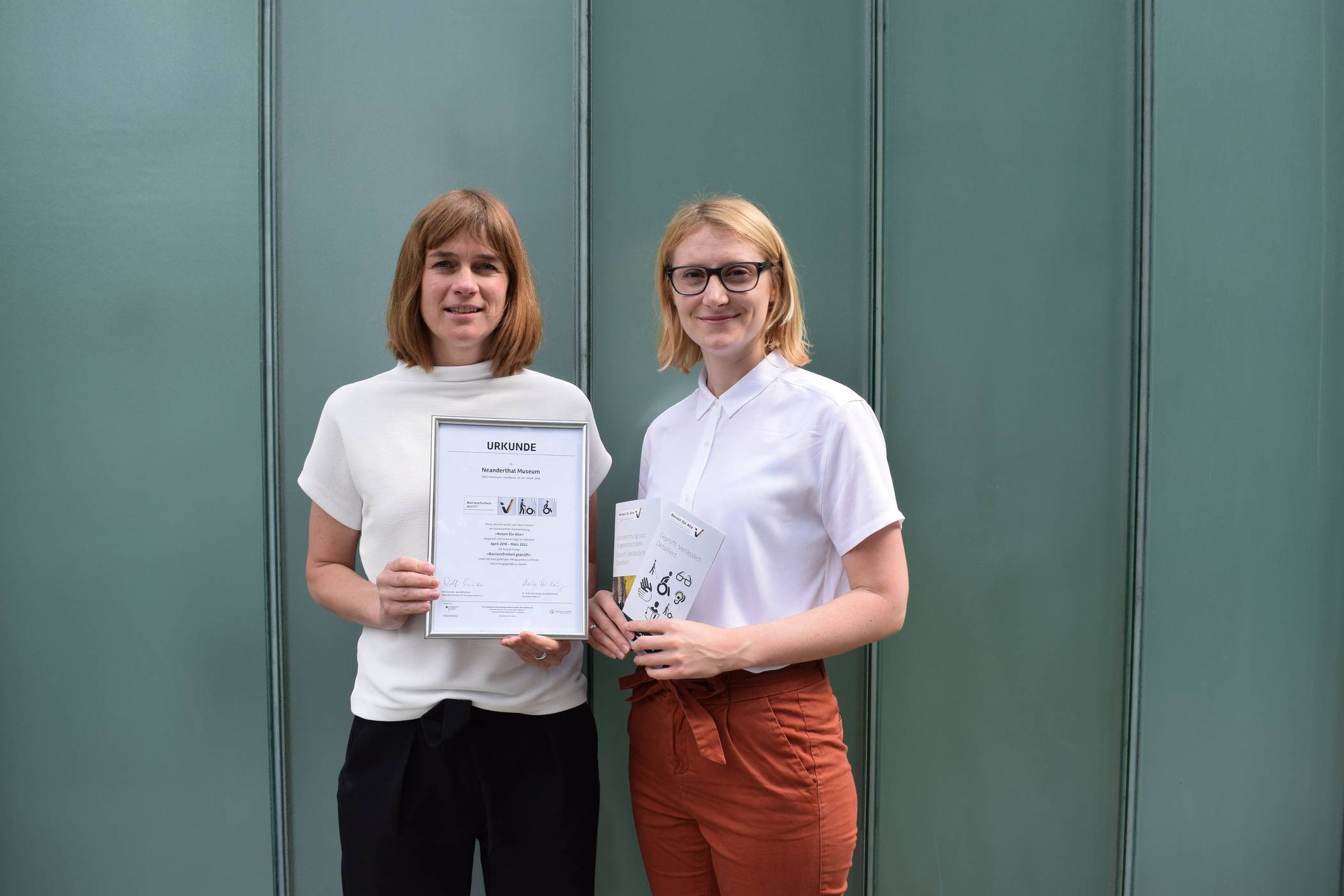  Das Neanderthal Museum ist jetzt nach "Reisen für Alle" zertifiziert: (v.l.) Mareike Holtkamp (Neanderthal Museum) und Katharina Sonius (neanderland). 