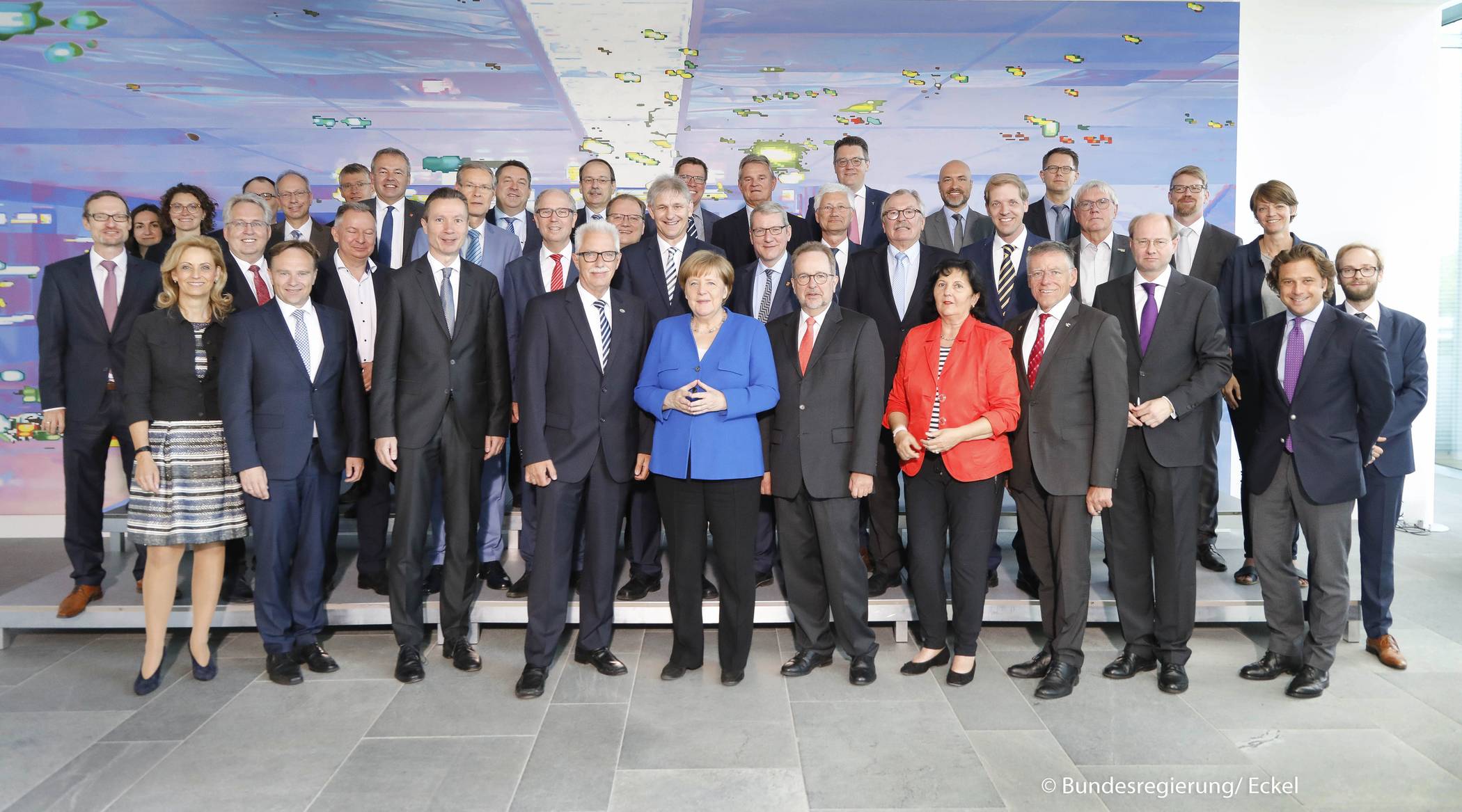  Thomas Hendele steht links neben Merkel. 