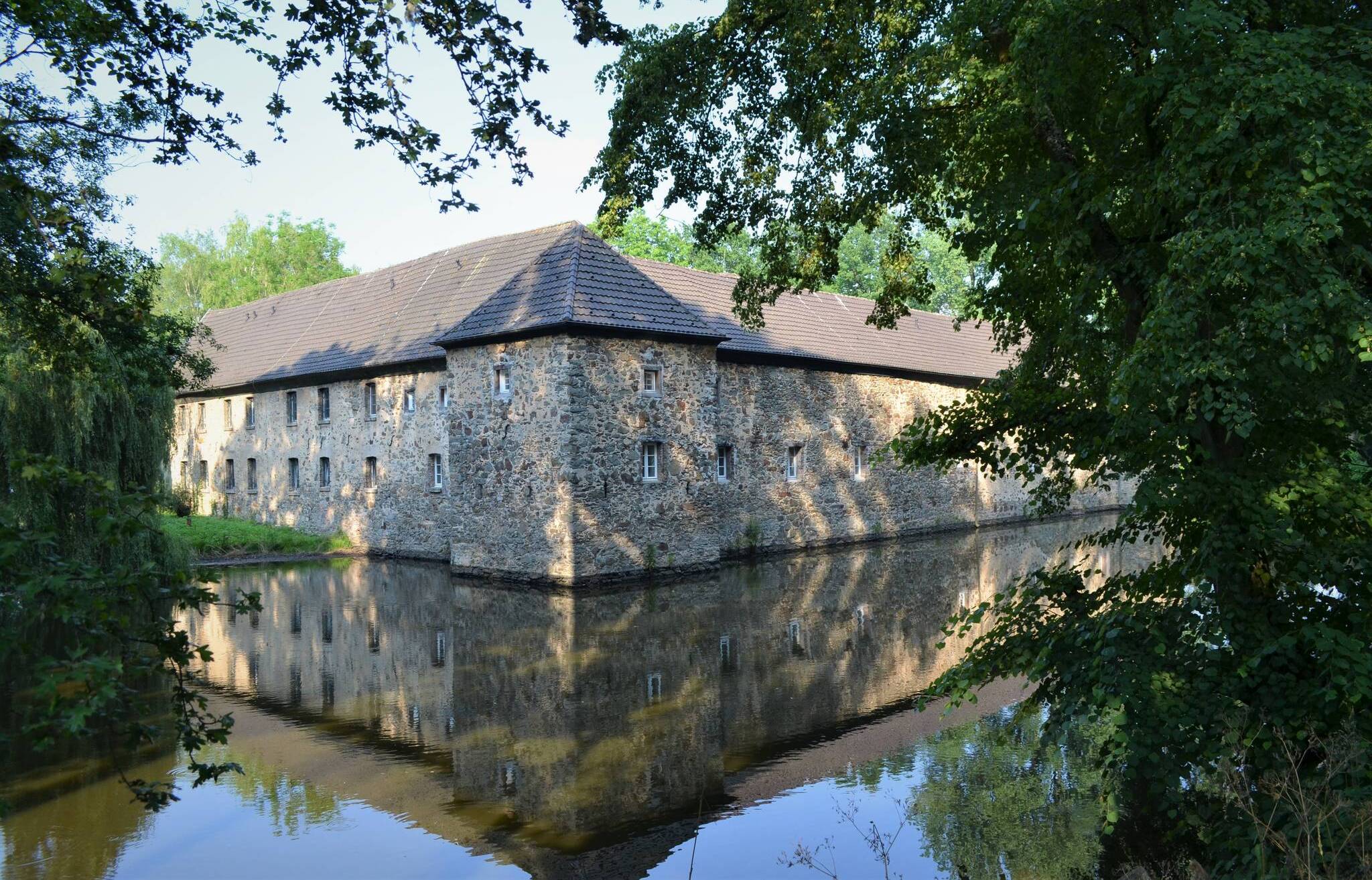  Die Wasserburg Haus Graven in Langenfeld. 