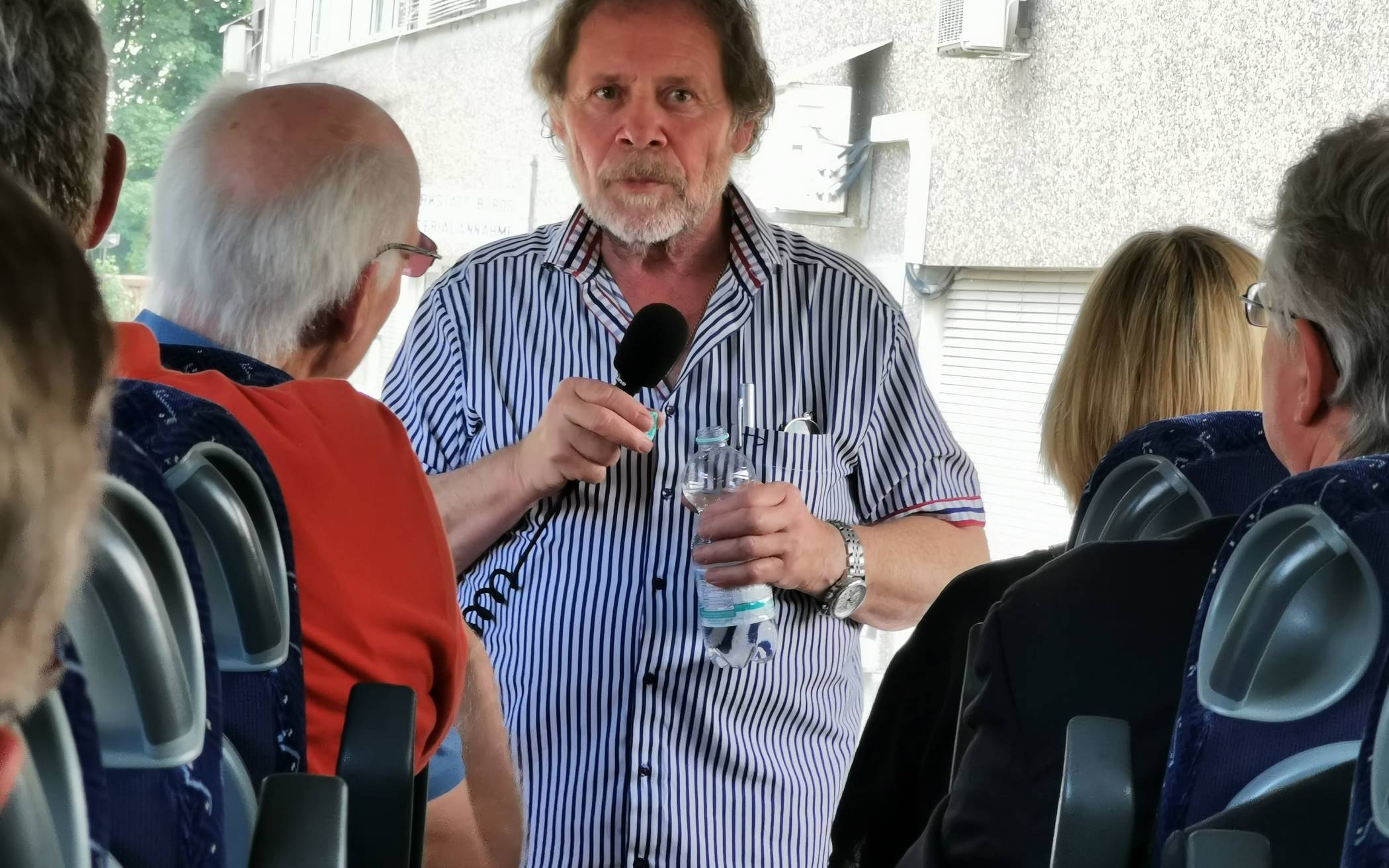 Steinbruchbesitzer Willi Schaefer beantwortet während der