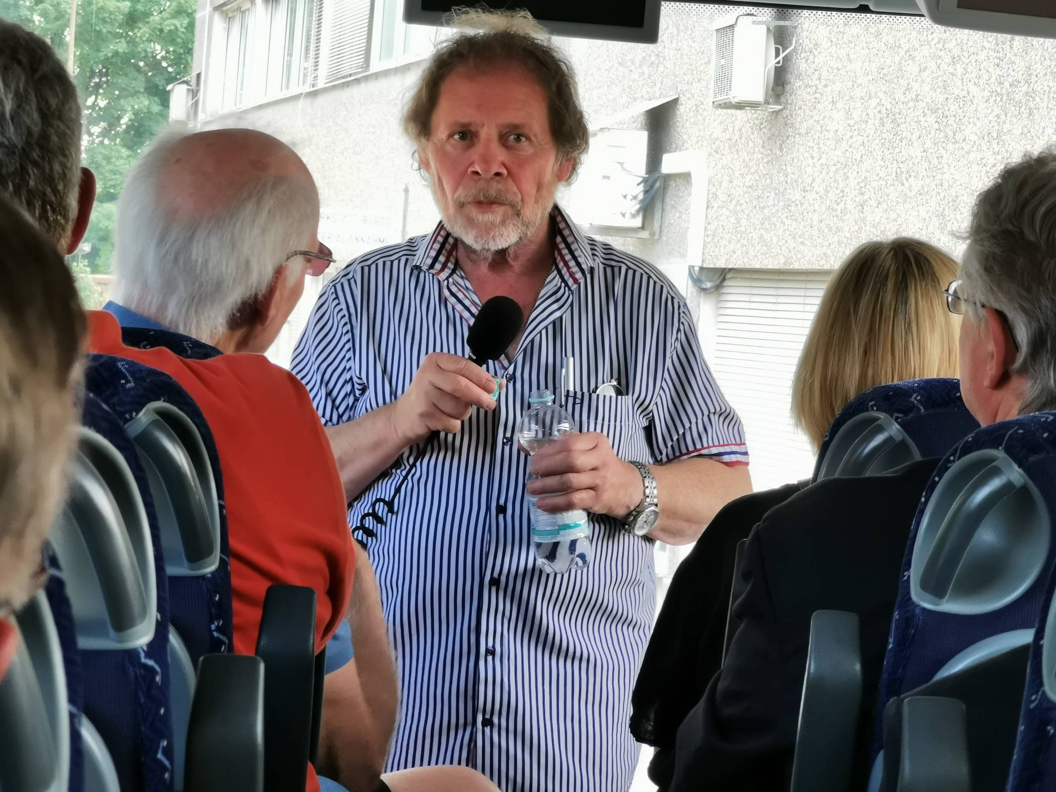  Steinbruchbesitzer Willi Schaefer beantwortet während der Bustour Fragen der Teilnehmer. 