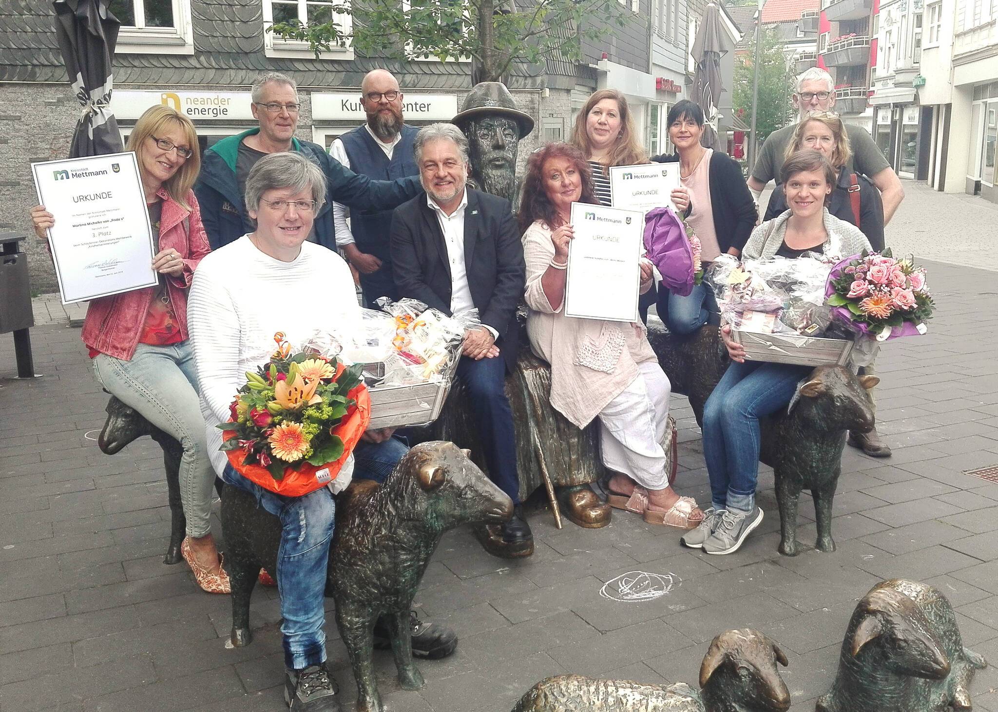  Die Gewinner des Schaufenster-Dekorationswettbewerbs bekamen ihre Preise.            
