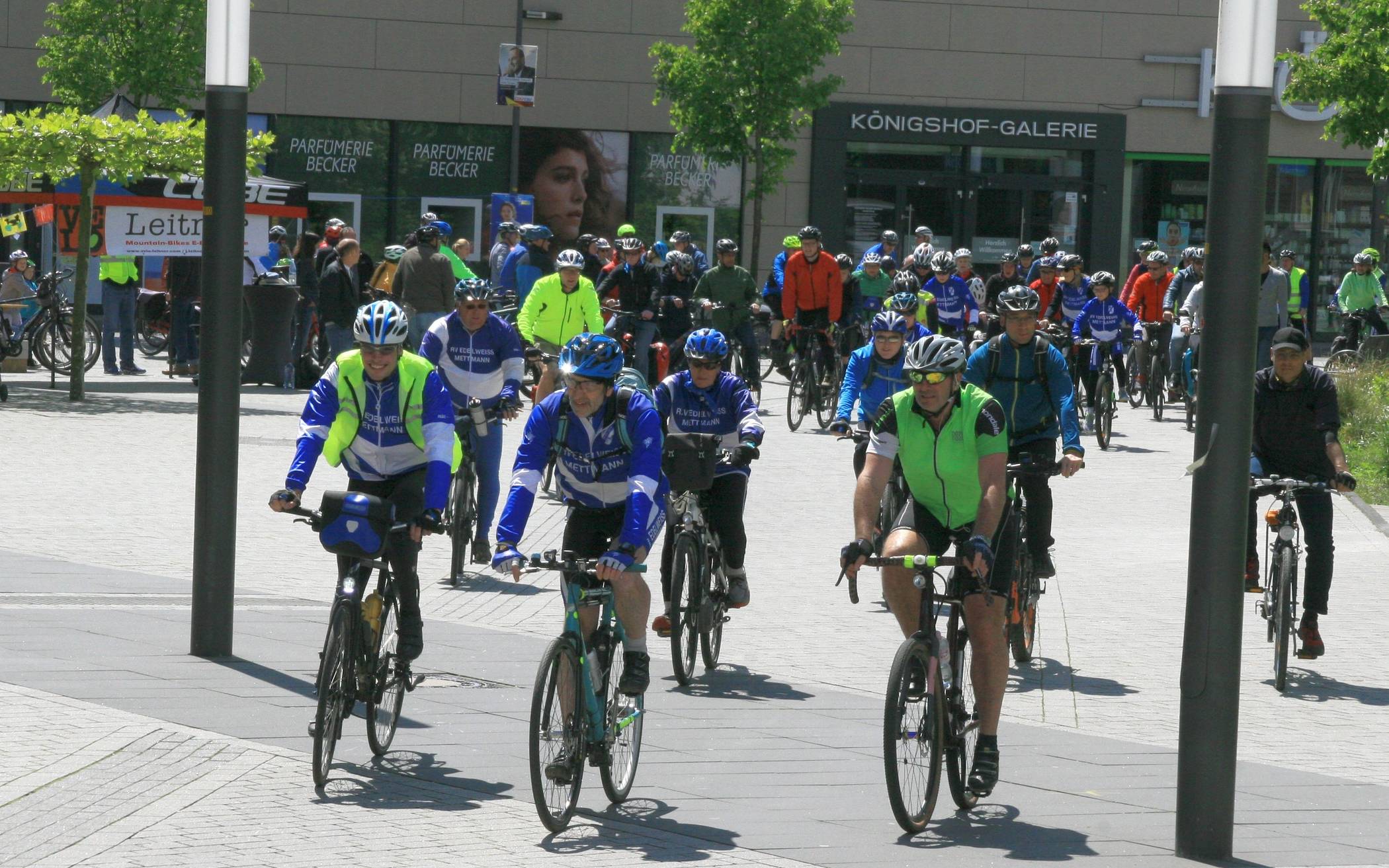  Zum Auftakt des Stadtradelns nahmen in Mettmann rund 150 Radfahrer an der Sternfahrt nach Haan-Gruiten teil. 