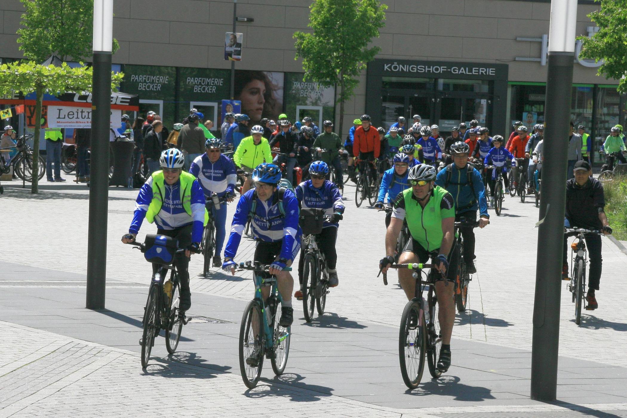  Zum Auftakt des Stadtradelns nahmen in Mettmann rund 150 Radfahrer an der Sternfahrt nach Haan-Gruiten teil. 