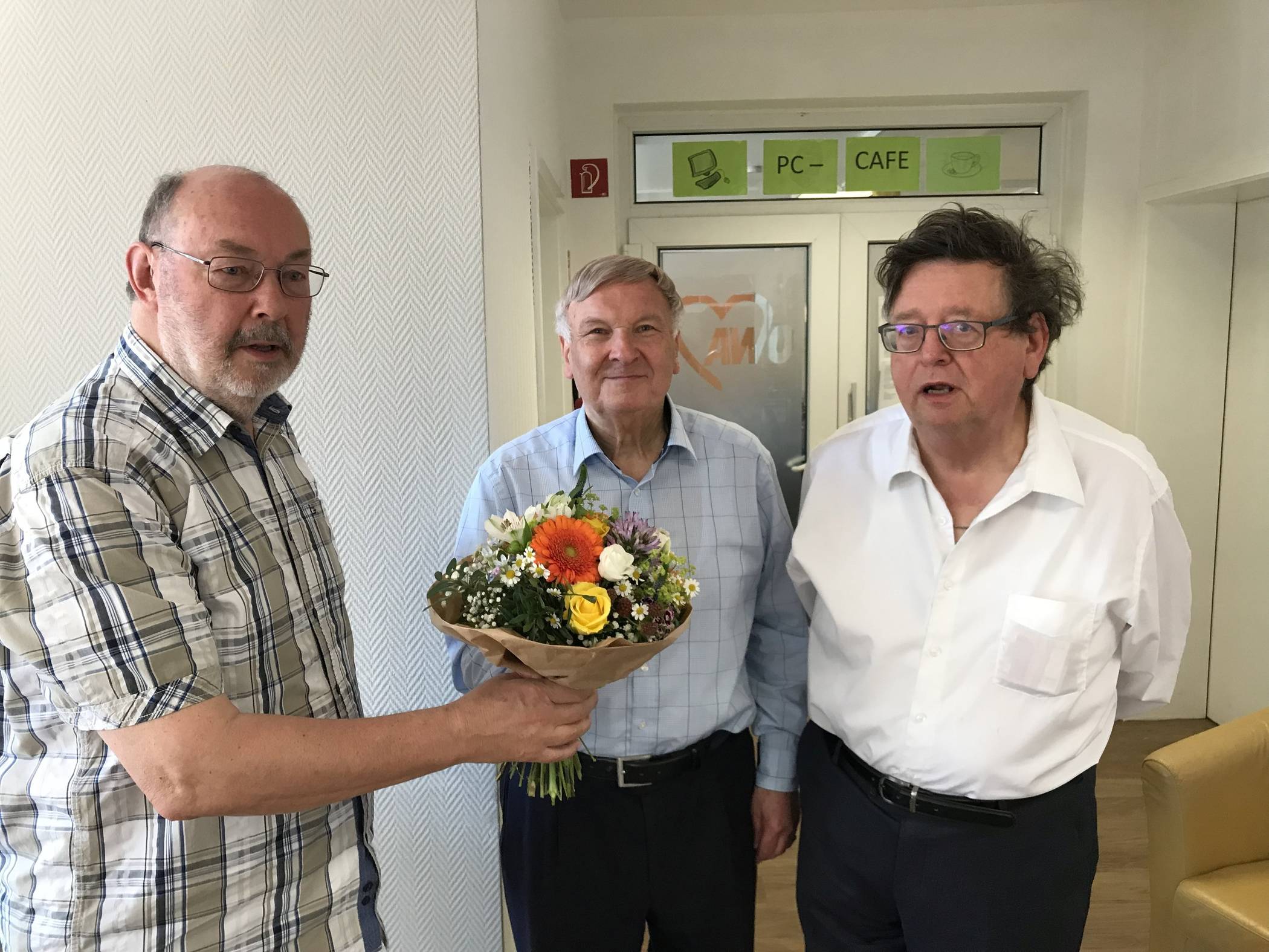  Herbert Breitrück (l.) überreicht dem scheidenden Vorsitzenden Wolfgang Friedrich (Mitte) einen Blumenstrauß. Rechts Hans-Joachim Adelhöfer, der nach fünfjähriger Vorstandsarbeit ausscheidet.  