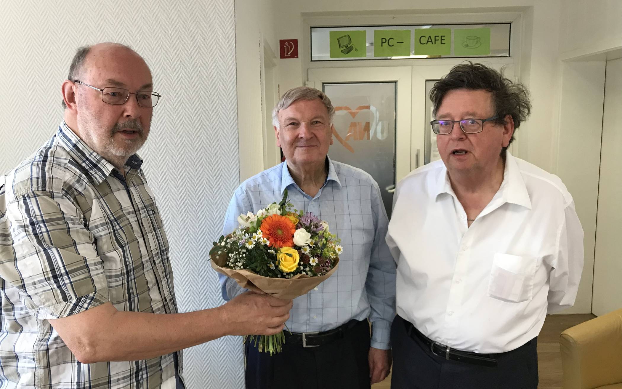  Herbert Breitrück (l.) überreicht dem scheidenden Vorsitzenden Wolfgang Friedrich (Mitte) einen Blumenstrauß. Rechts Hans-Joachim Adelhöfer, der nach fünfjähriger Vorstandsarbeit ausscheidet.  