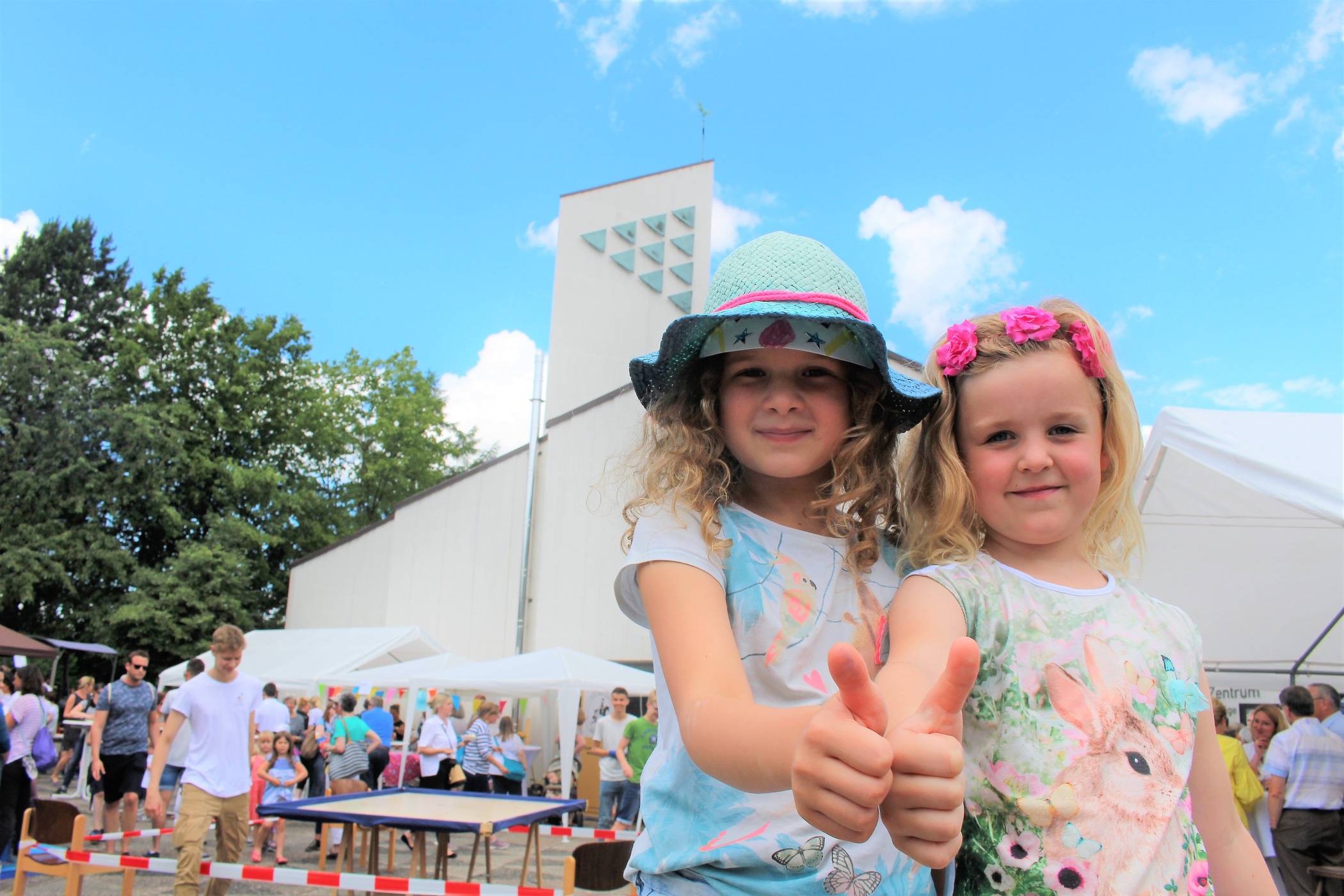  Juline (8) und Luise (6) haben auf dem ökumenischen Gemeindefest dank Hüpfburg, Bimmelbahn und Malaktionen sichtlich Spaß. 