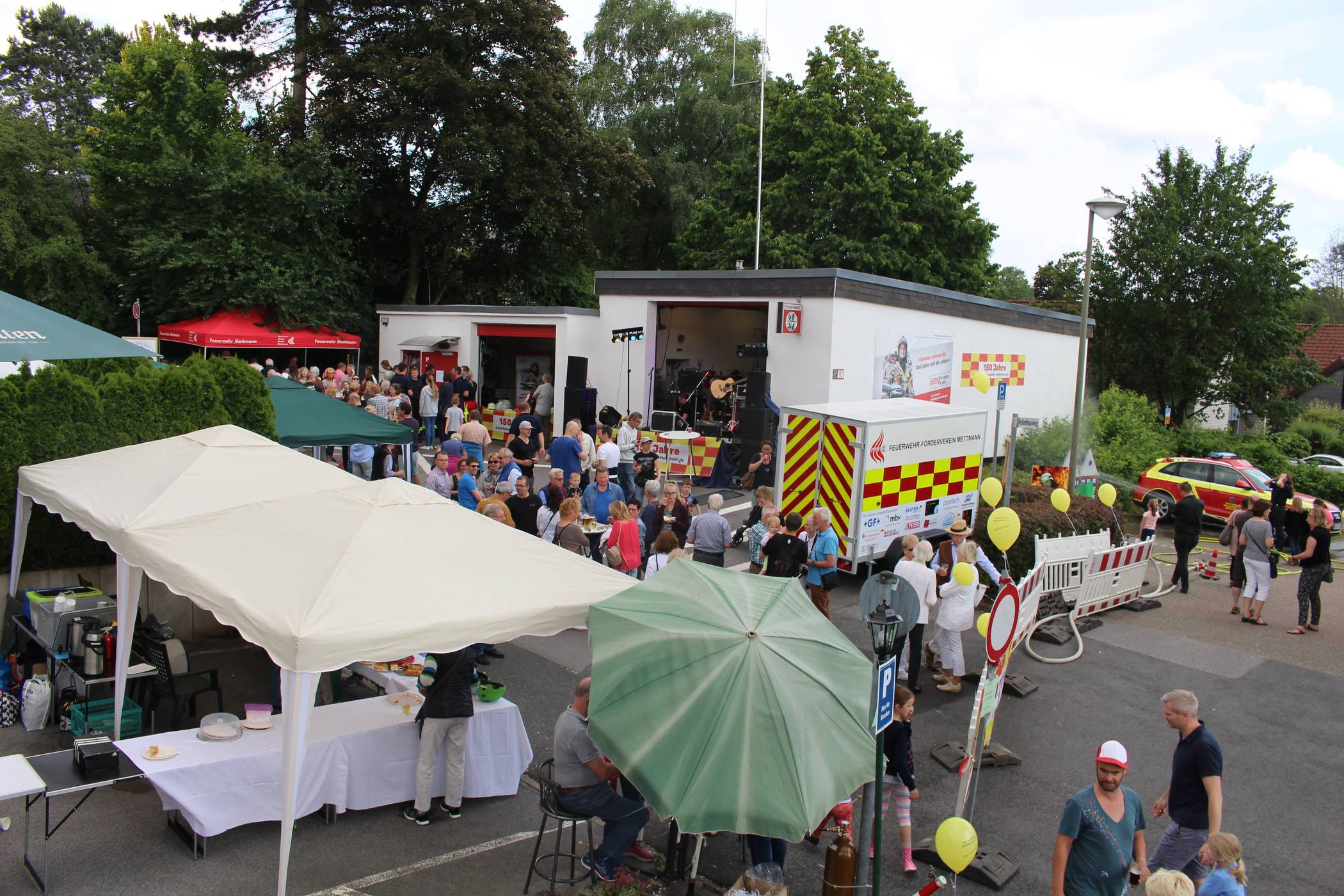  Vom Dach des Feuerwehrautos aus hatte man eine besonders gute Sicht auf das gesamte Fest, mit seinen zahlreichen Ständen. 