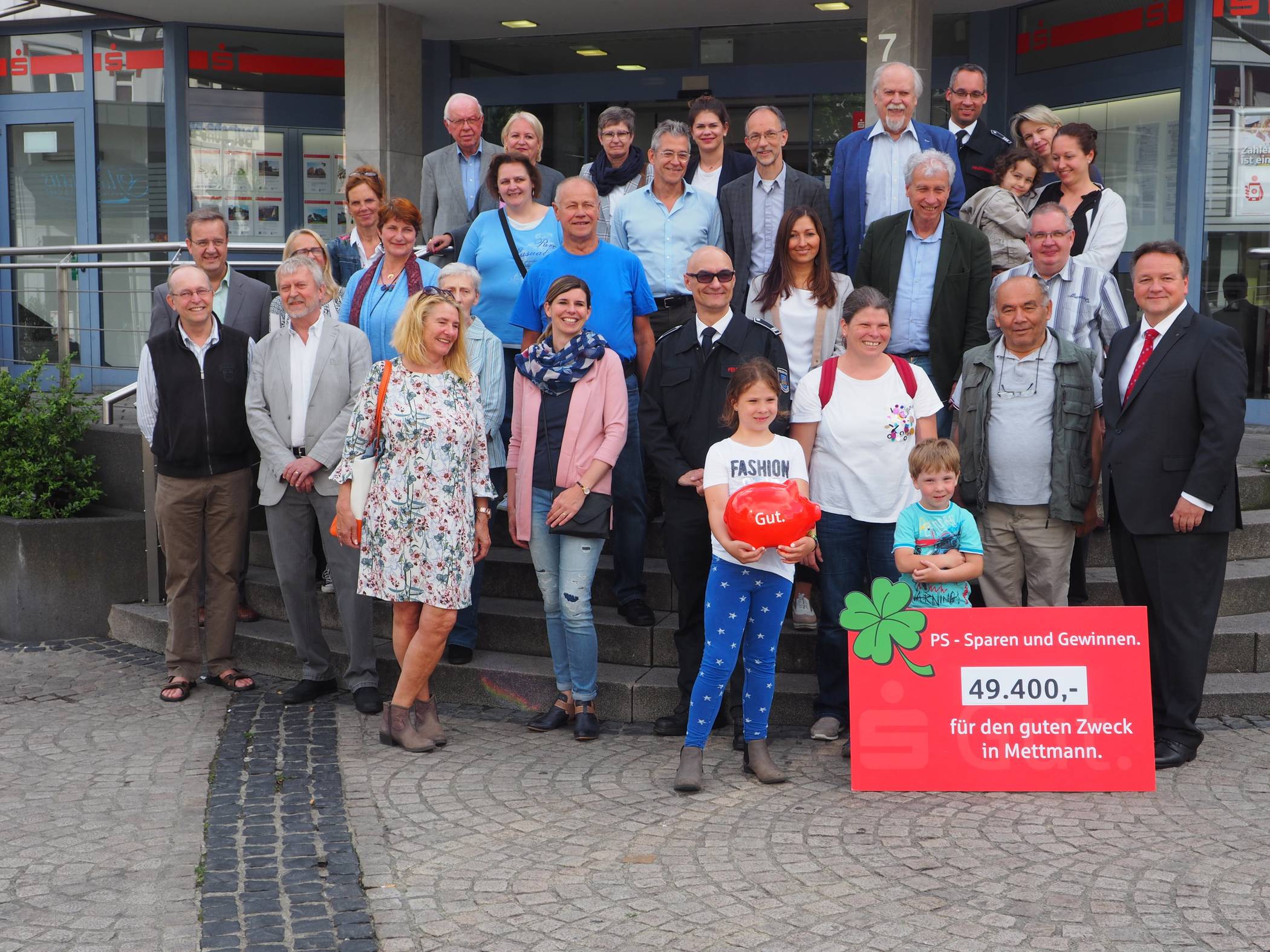  Die diesjährigen Empfänger des Zweckertrags mit Thomas Döring (Filialdirektor). 