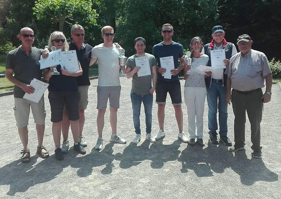 Siegerehrung mit den "Elks" (Platz 1), "Les Normades" (Platz 2) und den "Goldie Boules"...