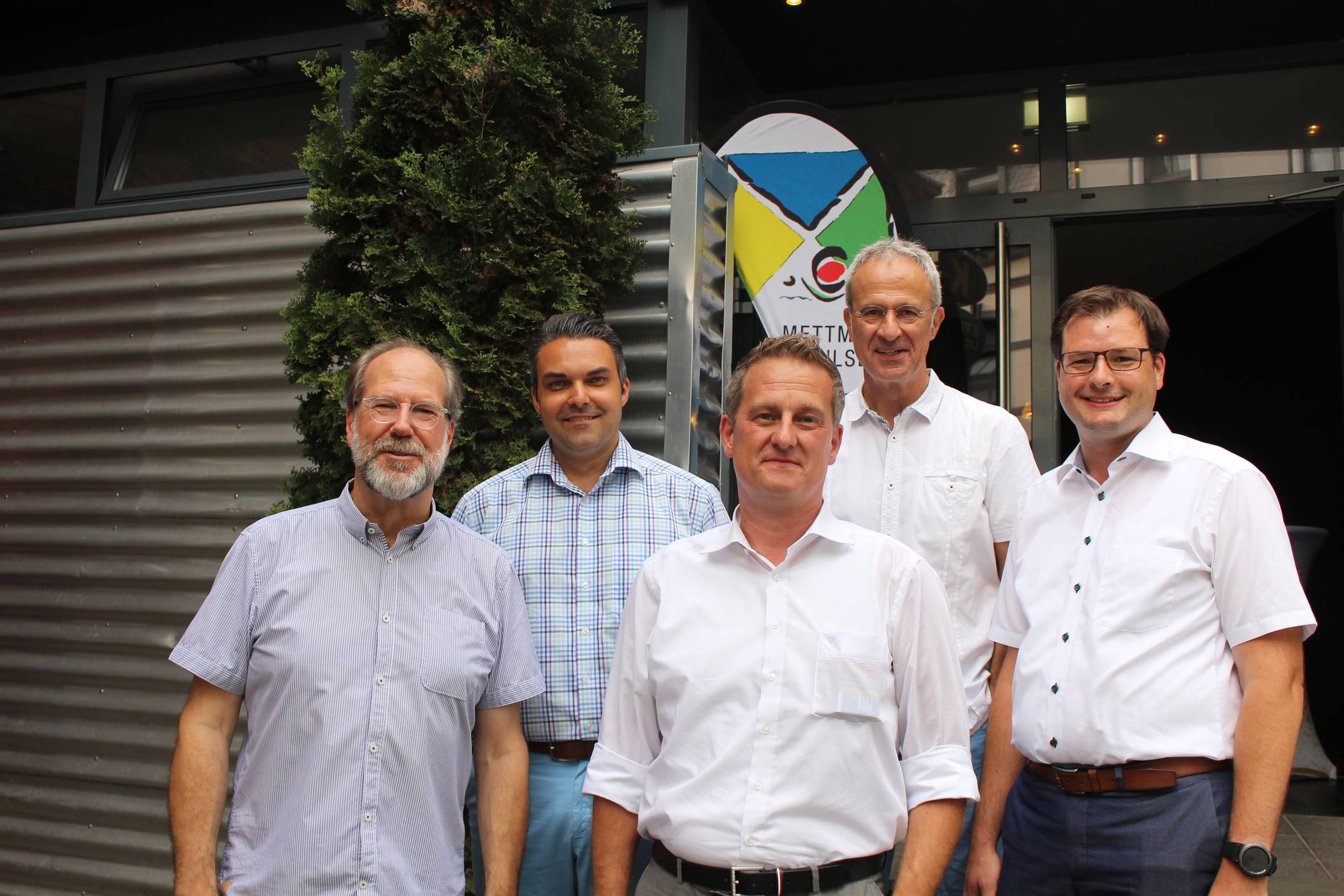  Der Mettmanner Unternehmer Wilhelm Seibel, Björn Musiol vom Handelsverband Rheinland, Marcus Stimler von der IHK Düsseldorf, ME-Impulse Sprecher Andreas Konrad und Jan Zimmermann vom Citymanagement Stadt Langenfeld bildeten das Podium der ersten Mettmanner Stadtkonferenz. 