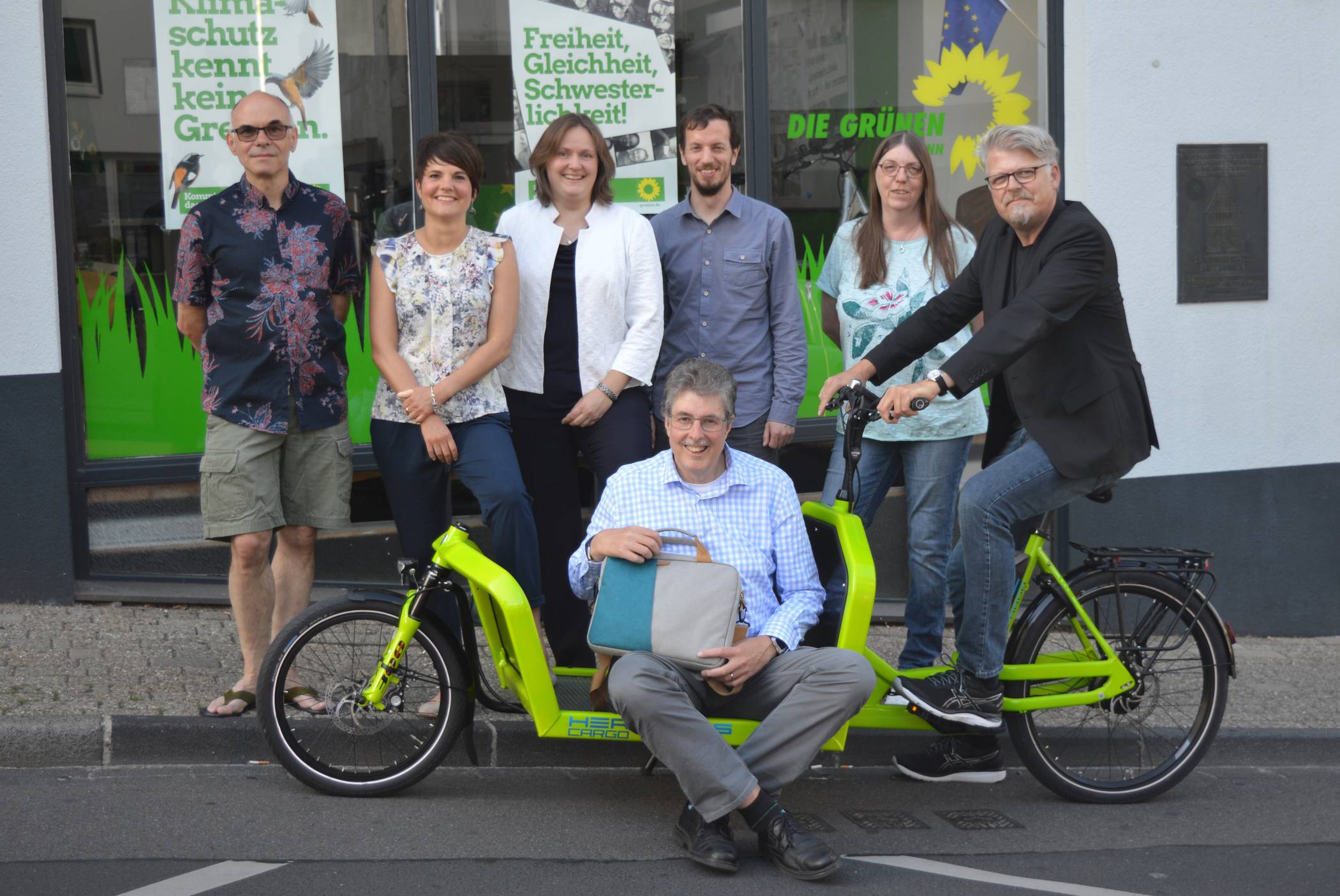 Rebecca Türkis (2.v.l.) und Christoph Hütten (vorne sitzend), David Schiebener (3.v.r.), Eberhard Backeshoff (1.v.l), Nicole Kuthe (3.v.l), Heike Ogan (2.v.r.) sowie Thomas Schött (1.v.r.). 