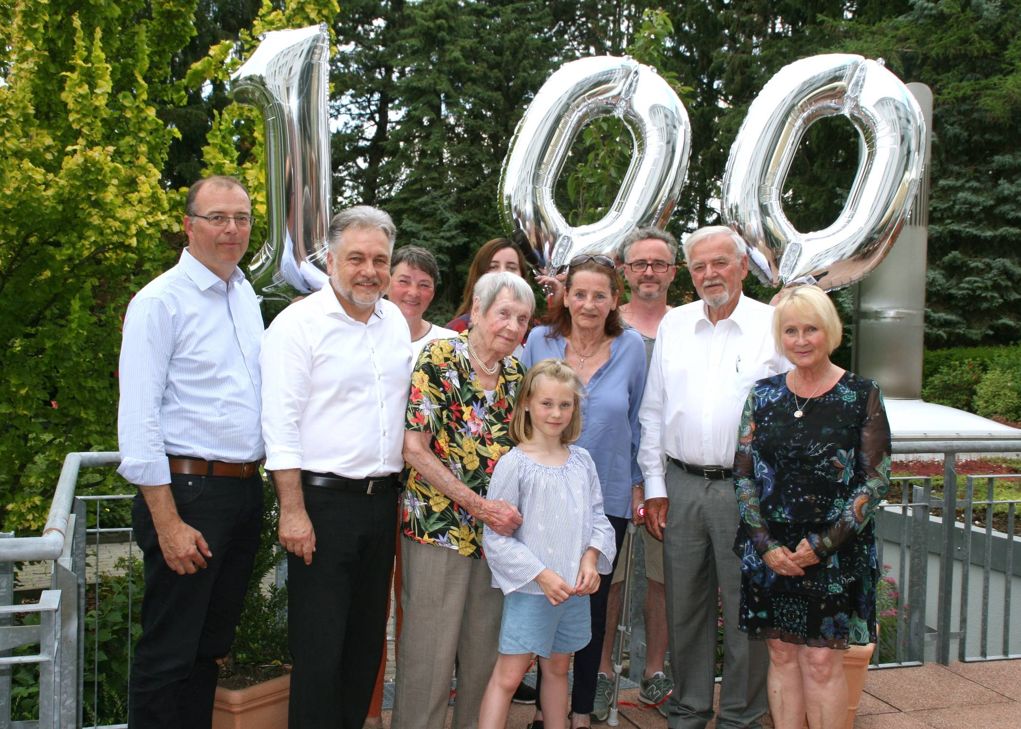  Treffen der Generationen: Klementina Schönewolf (vorne 3.v.l.) mit ihrer Familie sowie Bürgermeister Thomas Dinkelmann (2.v.l.) und der stellvertretenden Landrätin (r.) Elke Thiele.  