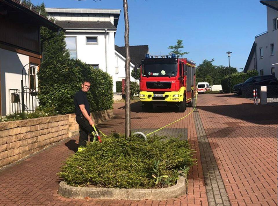 Auf dem Käthe-Kollwitz-Ring wässert Feuerwehrmann Paul