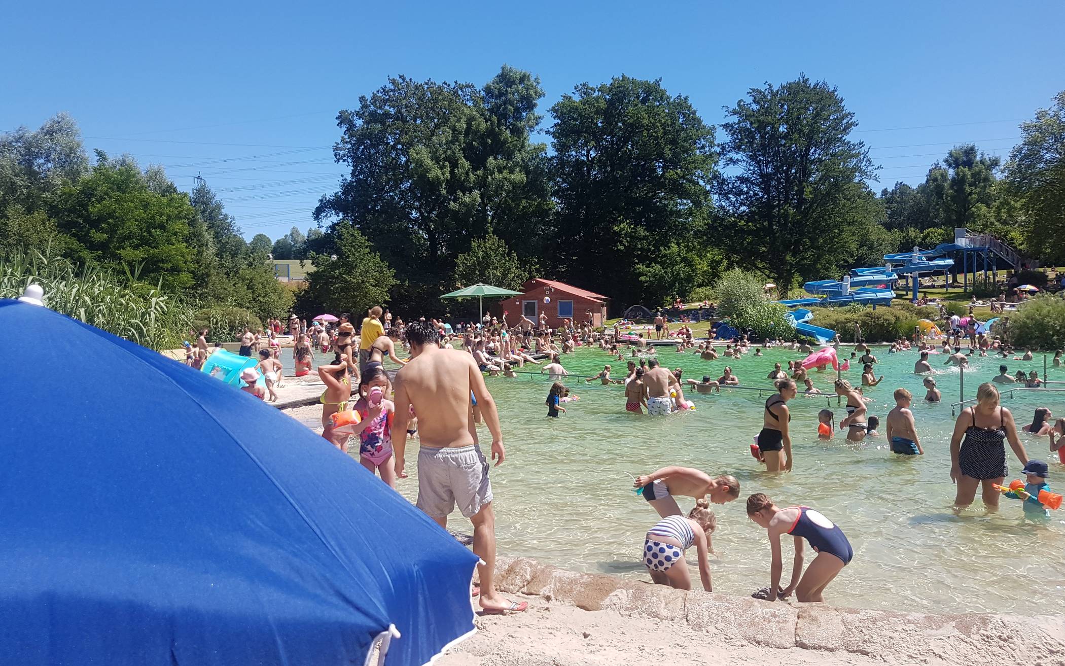  Zahlreiche Gäste aus der Region besuchen in diesen Tagen das Naturfreibad in Mettmann. 