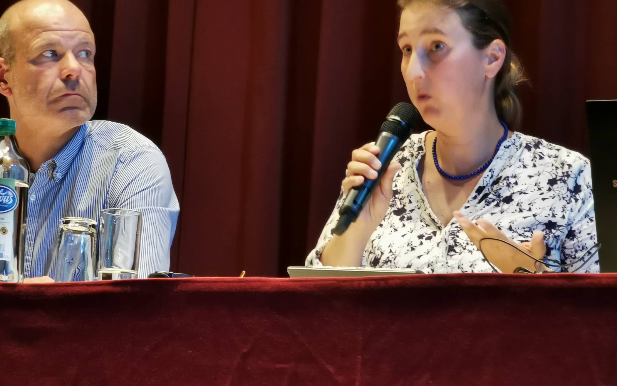  Dr. Stefan Kopp und Dr. Katja Engelen während der Präsentation im Foyer der Stadthalle. 