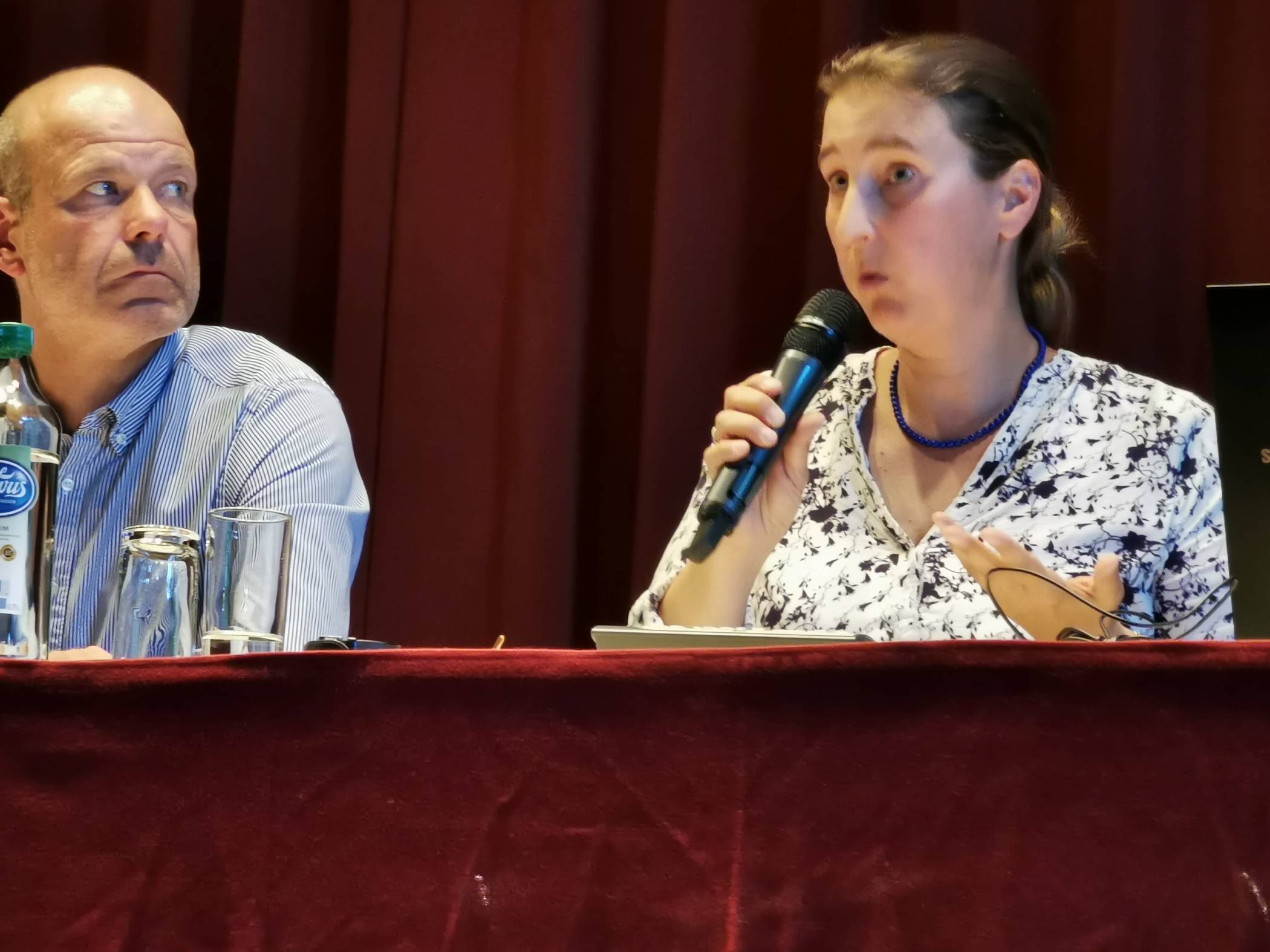  Dr. Stefan Kopp und Dr. Katja Engelen während der Präsentation im Foyer der Stadthalle. 