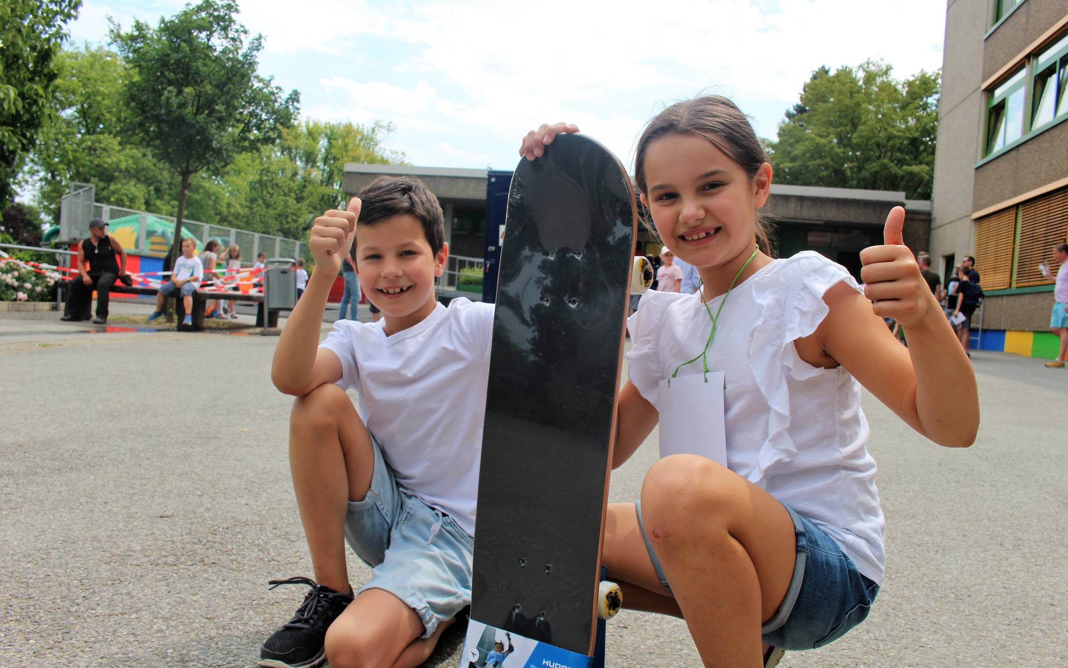  Die Schüler Toma (8) und Nina (7) haben sichtlich Spaß auf dem Jubiläumsfest der Grundschule Herrenhauserstraße und bei der Losbude sogar ein neues Skateboard gewonnen. 