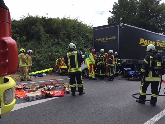 Schwerer Verkehrsunfall mit drei verletzten Personen und tödlichem Ausgang