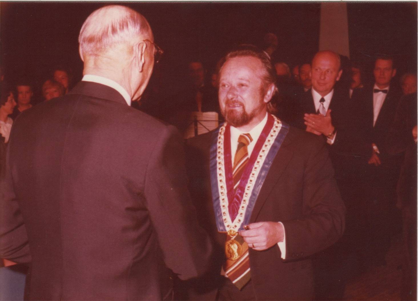  André Pinçon (r.) reicht seinem Amtskollegen Erich Sommer 1974 beim Festakt im Königshof-Theater die Hand. Beide hatten zuvor im Rathaus die Partnerschaftsurkunde unterzeichnet. 