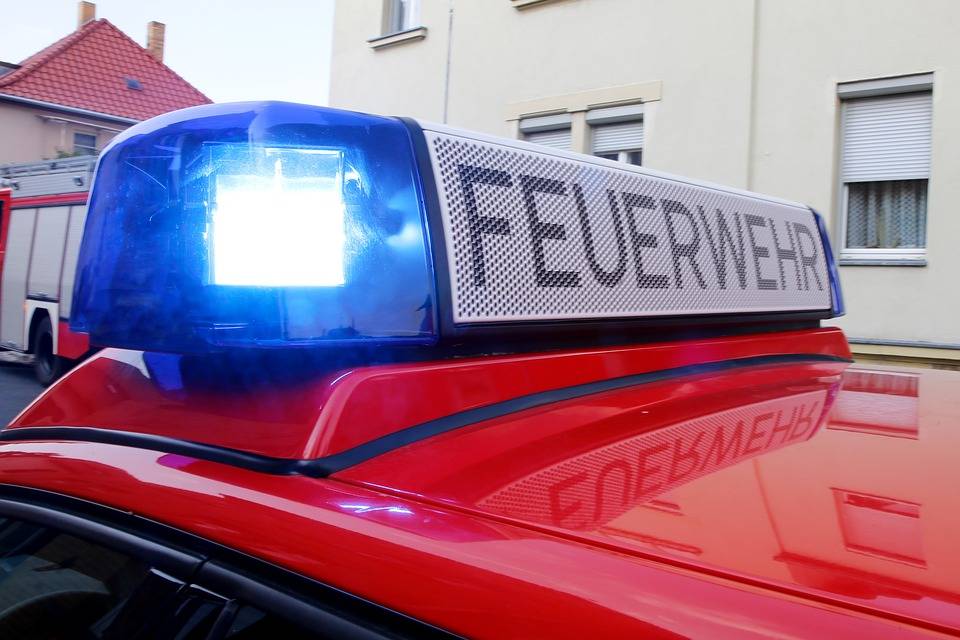 Altpapiercontainer steht in Flammen