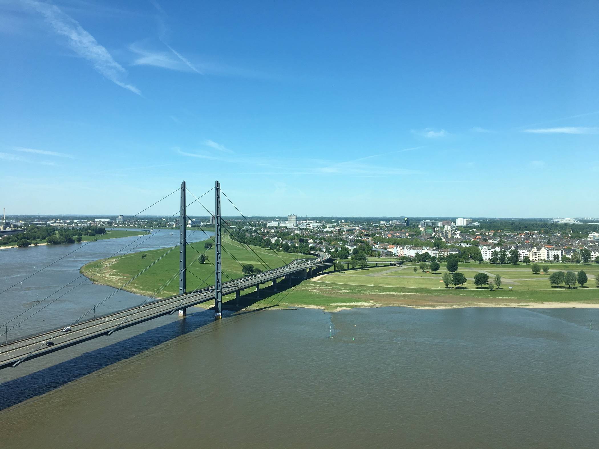 Junger Mann wurde in Düsseldorf ins Wasser gezogen - Leiche wurde in Krefeld gefunden: Vermisster Schwimmer tot aufgefunden