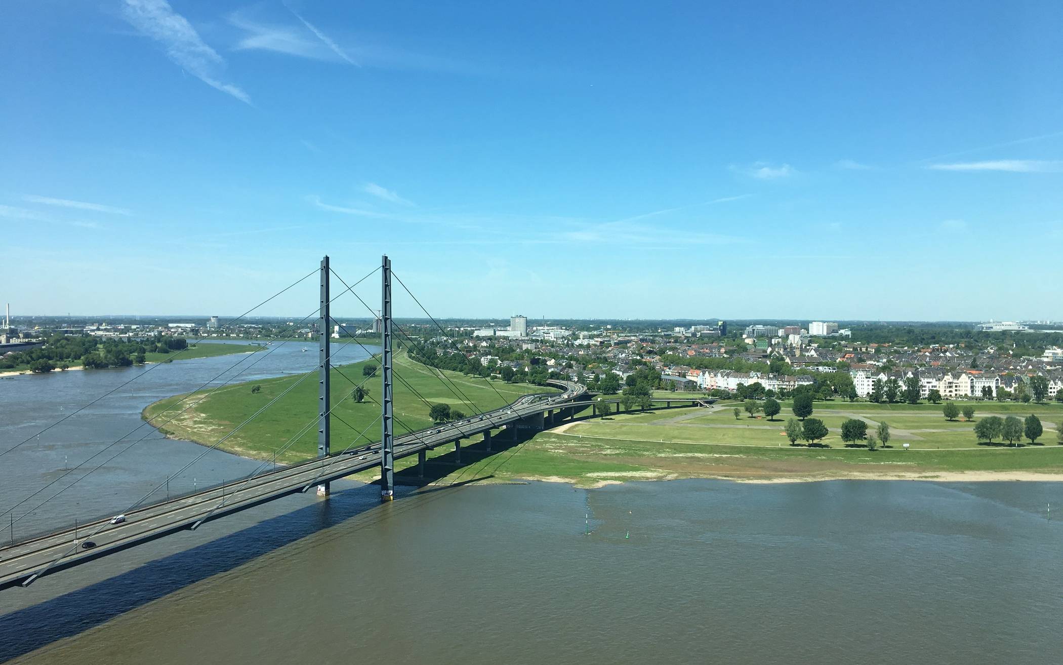 Junger Mann wurde in Düsseldorf ins Wasser gezogen - Leiche wurde in Krefeld gefunden: Vermisster Schwimmer tot aufgefunden