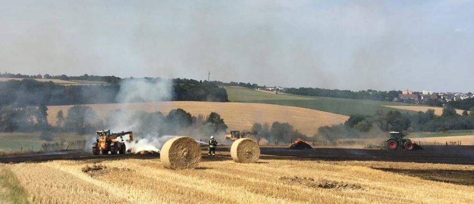 Großeinsatz der Feuerwehr auf einem Feld in Metzkausen