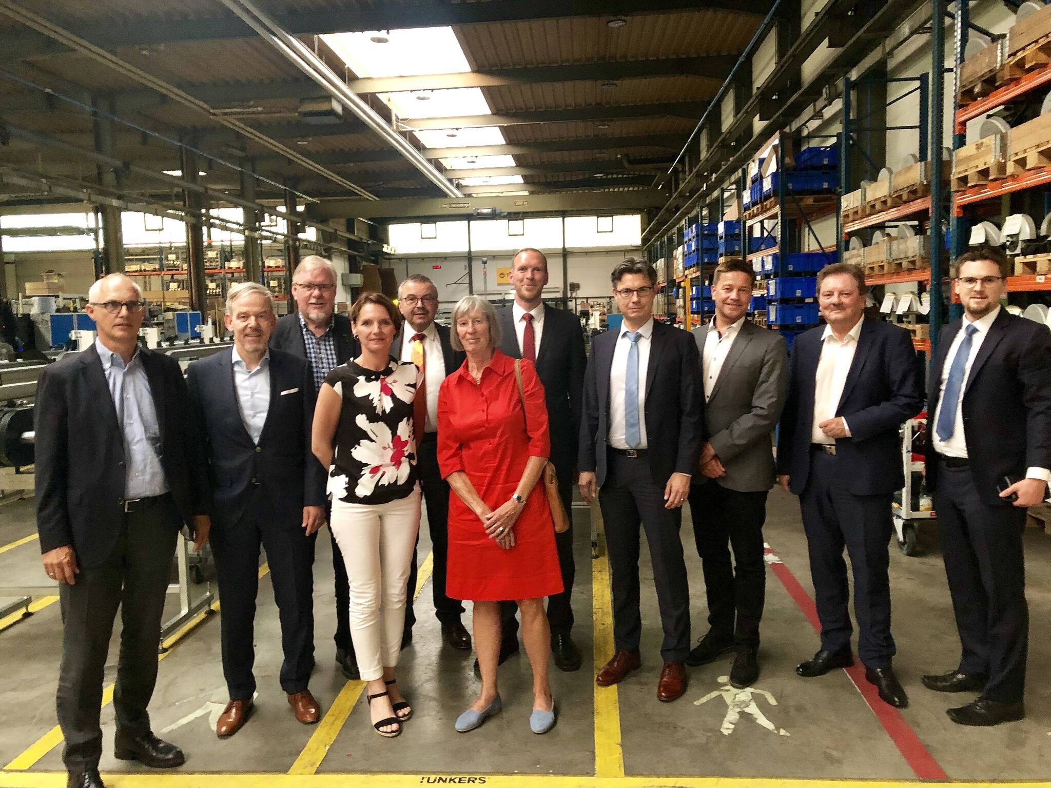  Unternehmensvertreter aus dem Kreis Mettmann mit Dr. Jan Heinisch (Mitte hinten) und UKME-Sprecherin Gabriele Römer (Mitte vorn). 