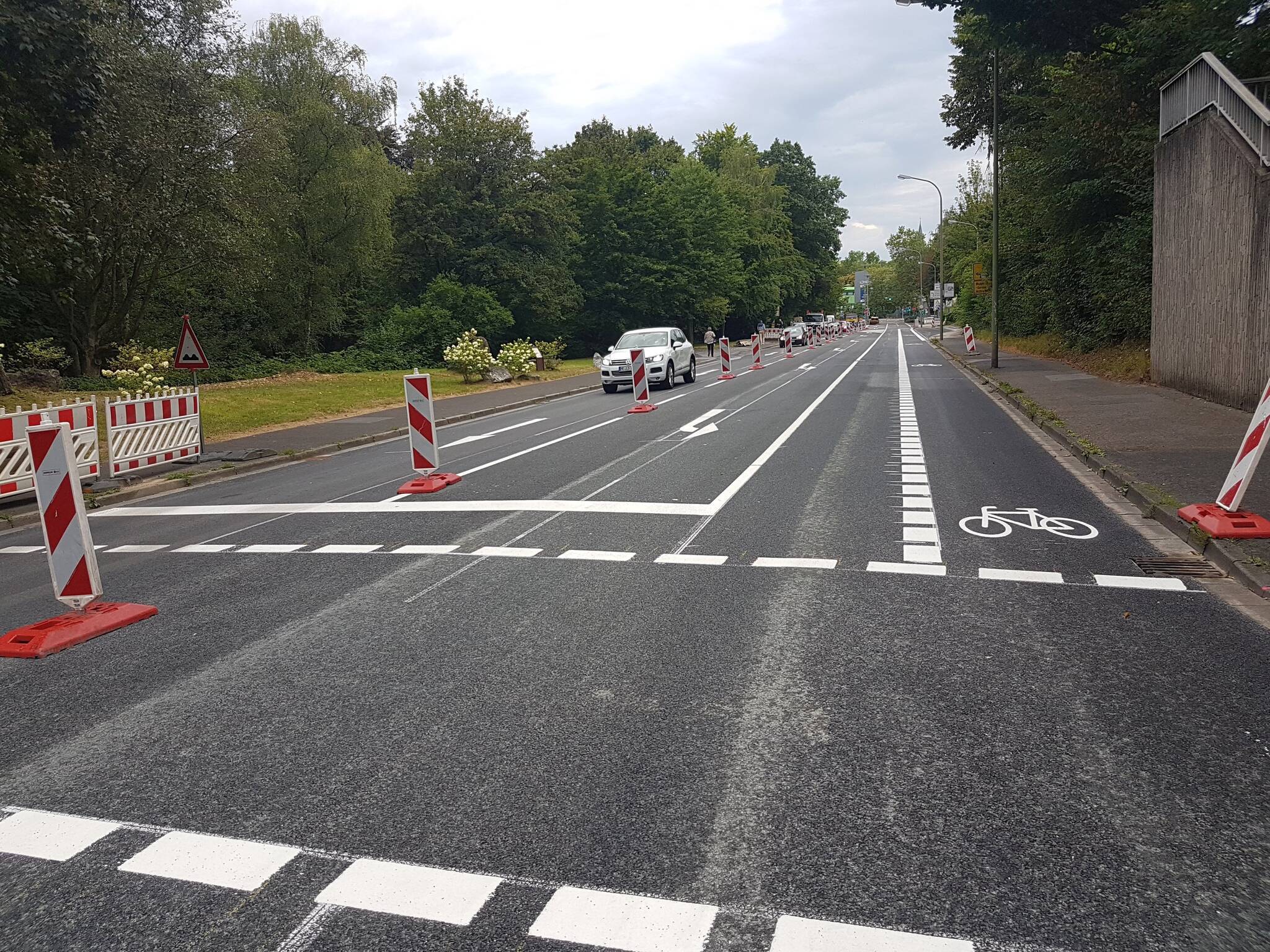  Auf dem Foto sind die korrekten Vormarkierungen sowie die falsch aufgebrachten Markierungen zu sehen. Hierdurch wurde die Fahrbahn stadteinwärts deutlich zu klein. 