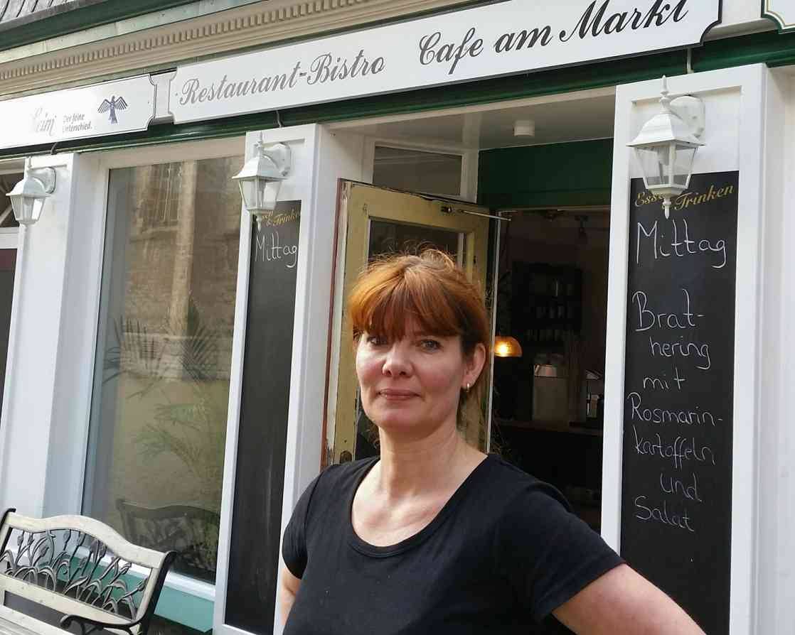 Tanja Schmitz vor ihrem Café. Sie ist nicht begeistert, dass sie während der Hauptzeit des Heimatfestes durch die Stadt eingeschränkt wird.  