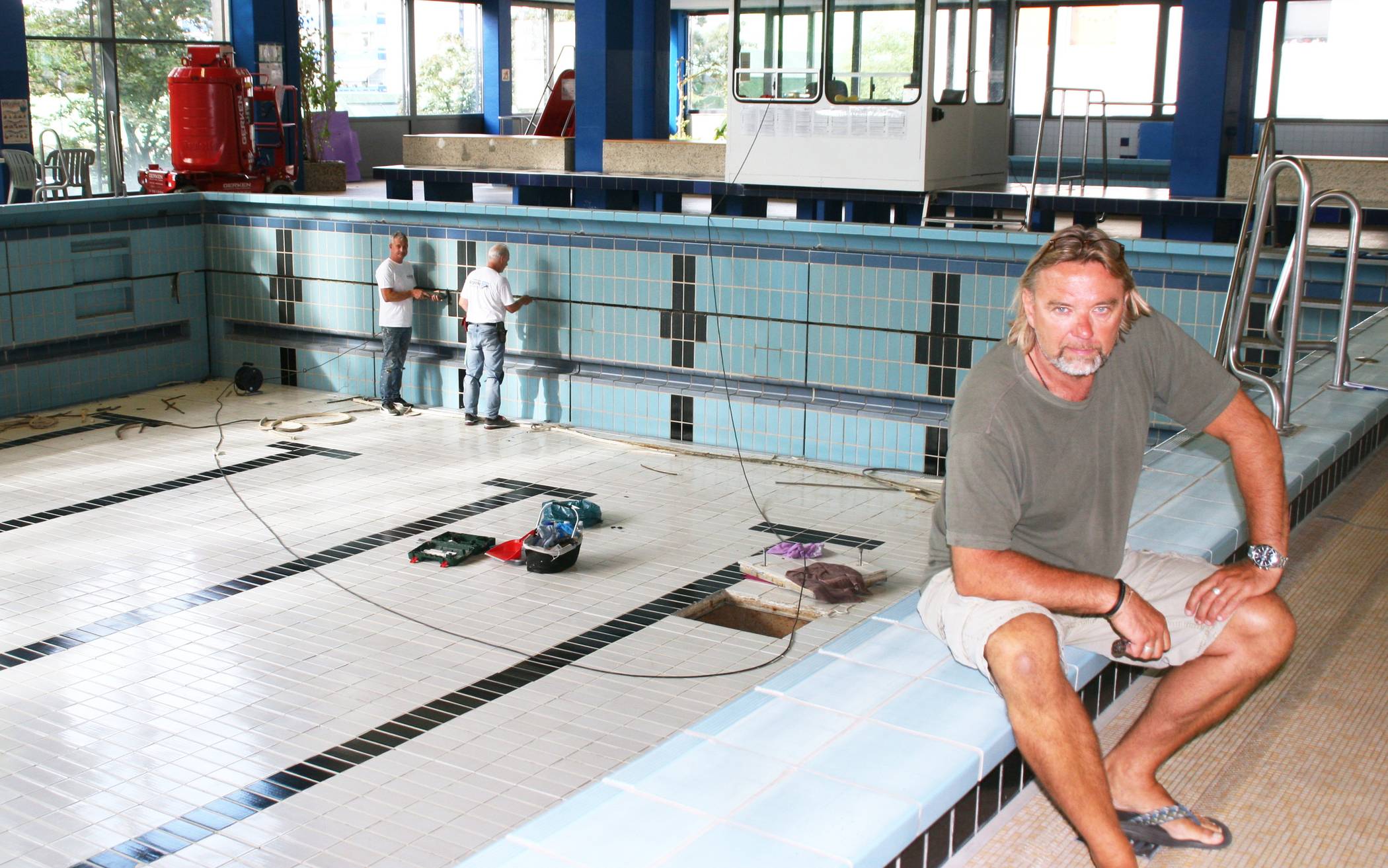  Bäderleiter Frank Fitsch beaufsichtigt die Sanierungsarbeiten im Mettmanner Hallenbad. 