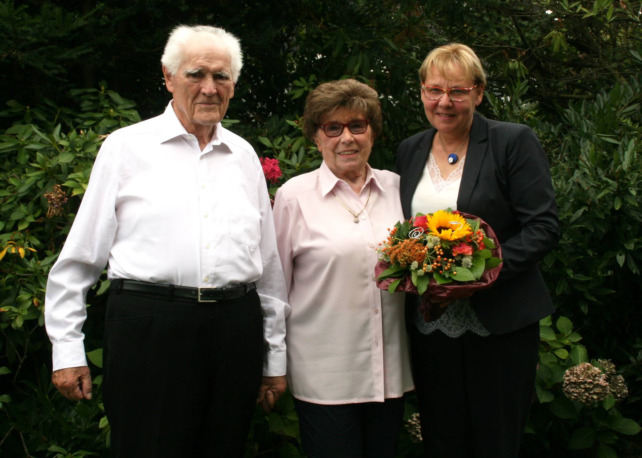  Heinz und Hildegard Friedel zusammen mit der stellvertretenden Bürgermeisterin Ute Stöcker.  
