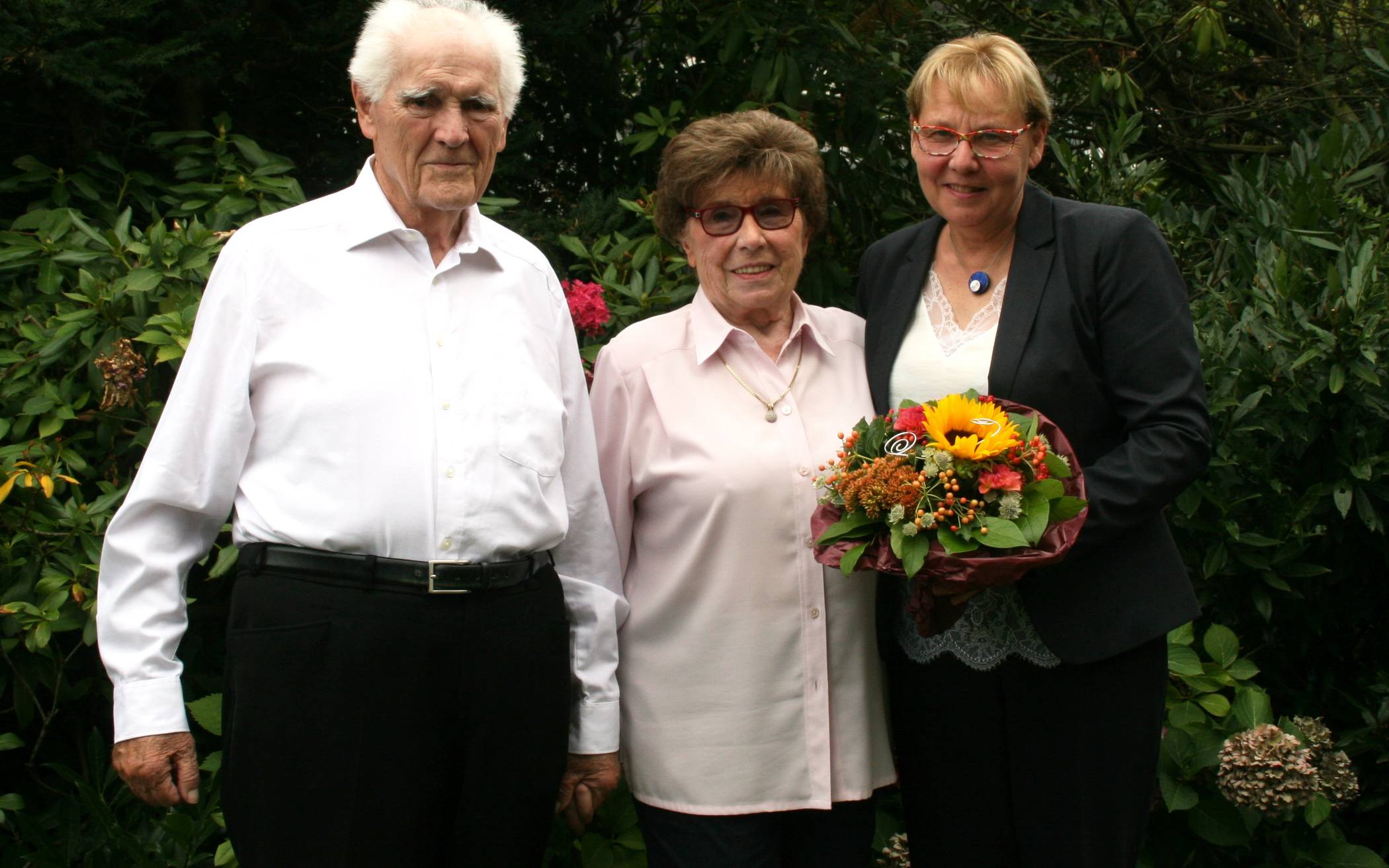  Heinz und Hildegard Friedel zusammen mit der stellvertretenden Bürgermeisterin Ute Stöcker.  