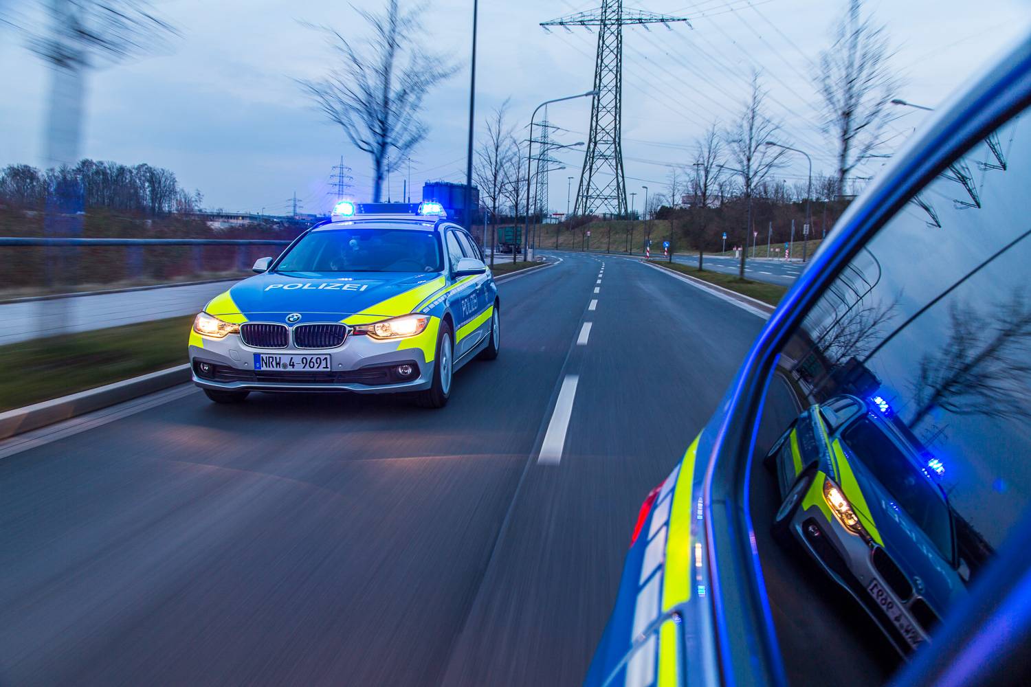 Jugendliche Randalierer beschädigen Autos