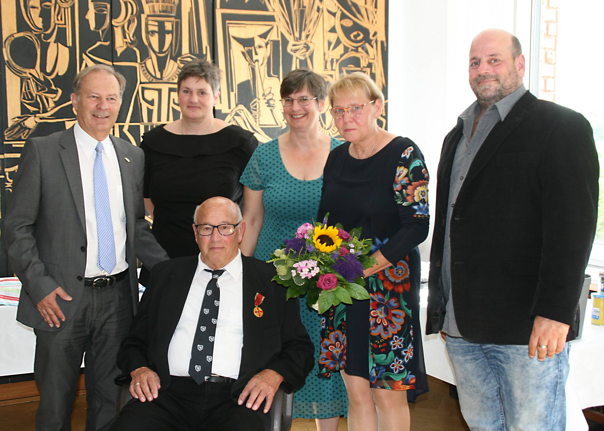  Der Träger der Verdienstmedaille Fritz Hachenberg (vorne) zusammen mit (v.l.) dem stv. Landrat Michael Ruppert, den beiden Töchtern Silke und Antje, der stv. Bürgermeisterin Ute Stöcker und Sohn Heiko. 