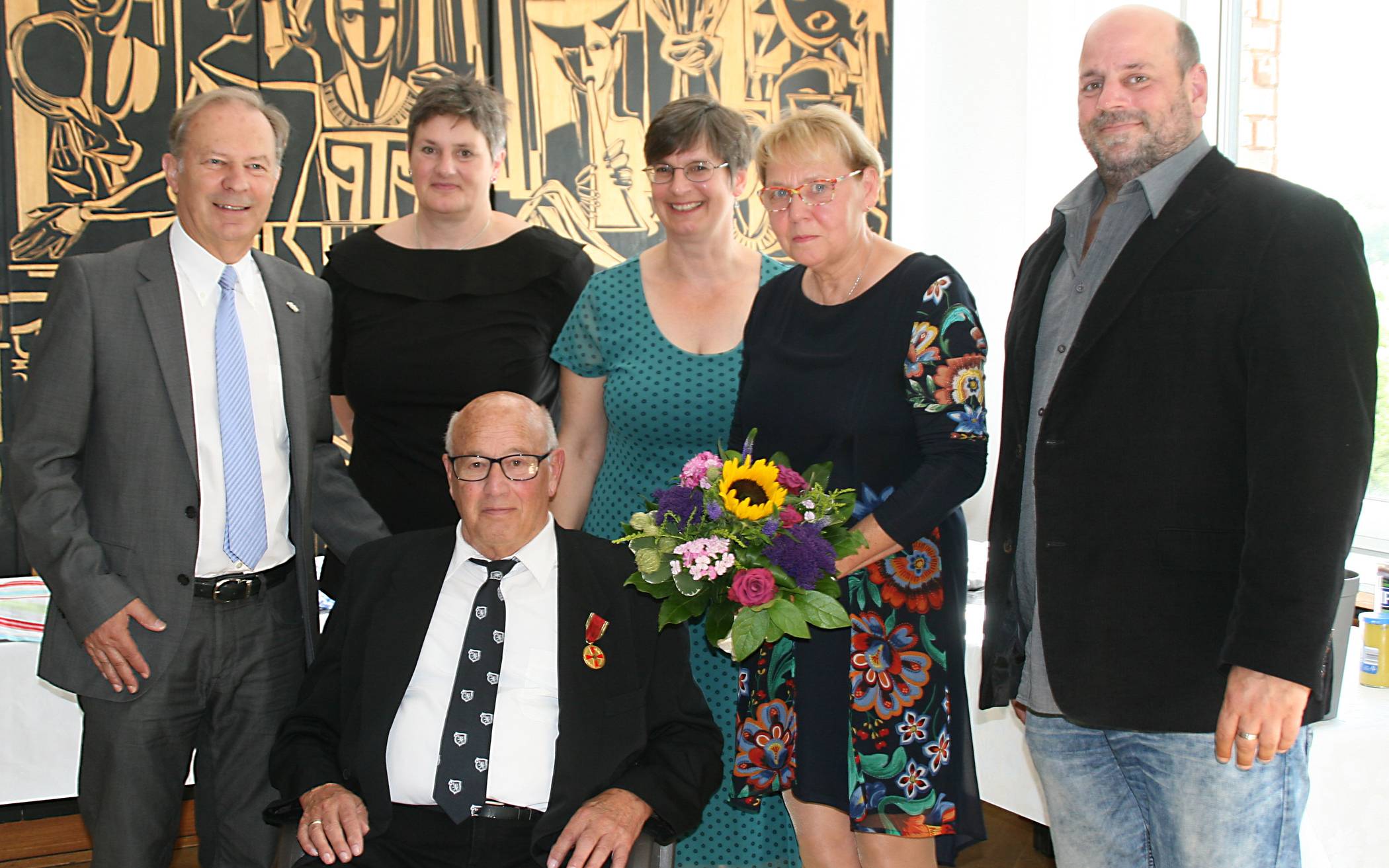  Der Träger der Verdienstmedaille Fritz Hachenberg (vorne) zusammen mit (v.l.) dem stv. Landrat Michael Ruppert, den beiden Töchtern Silke und Antje, der stv. Bürgermeisterin Ute Stöcker und Sohn Heiko. 