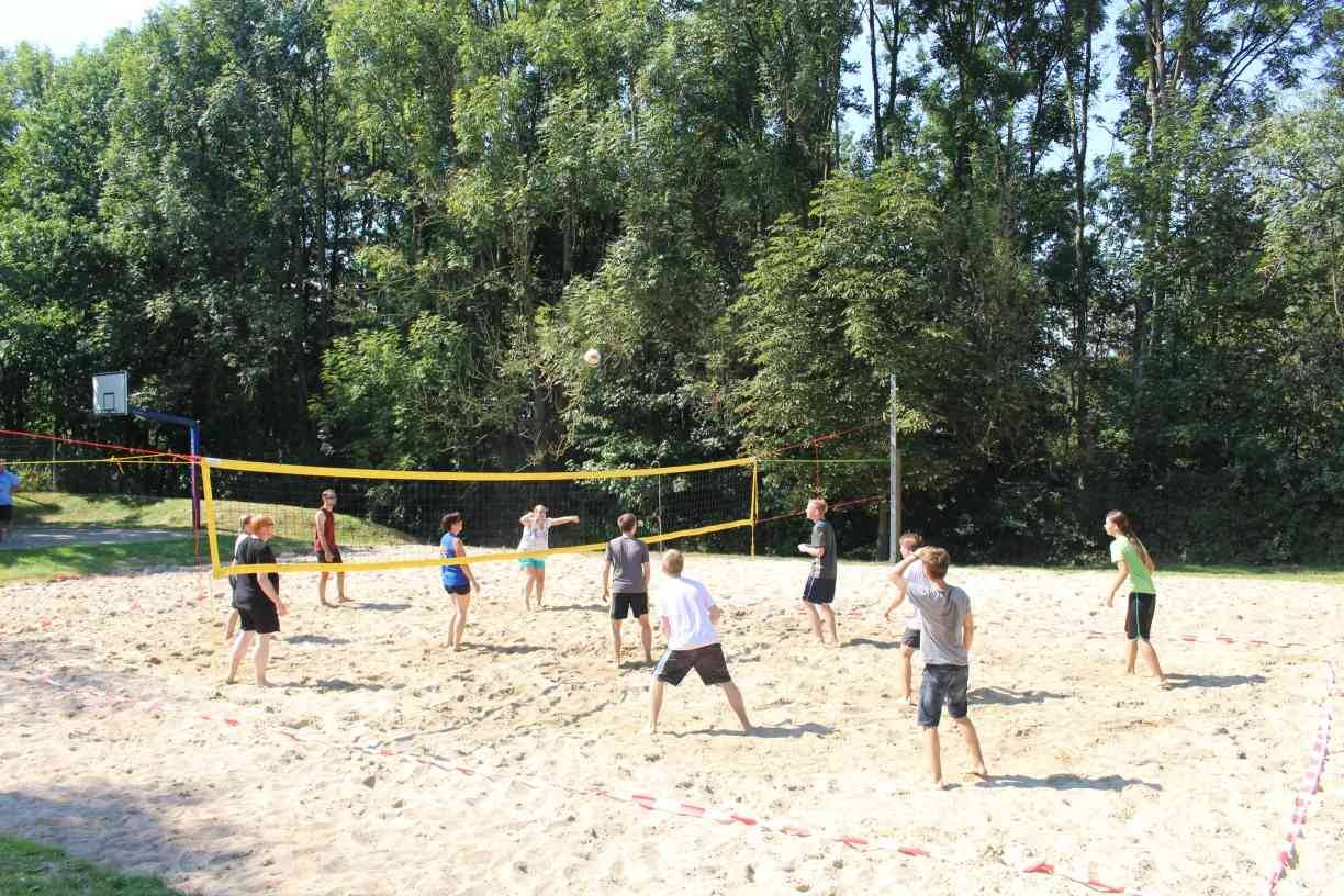 Das Beachvolleyballspiel hat auf dem Quantenbergfest