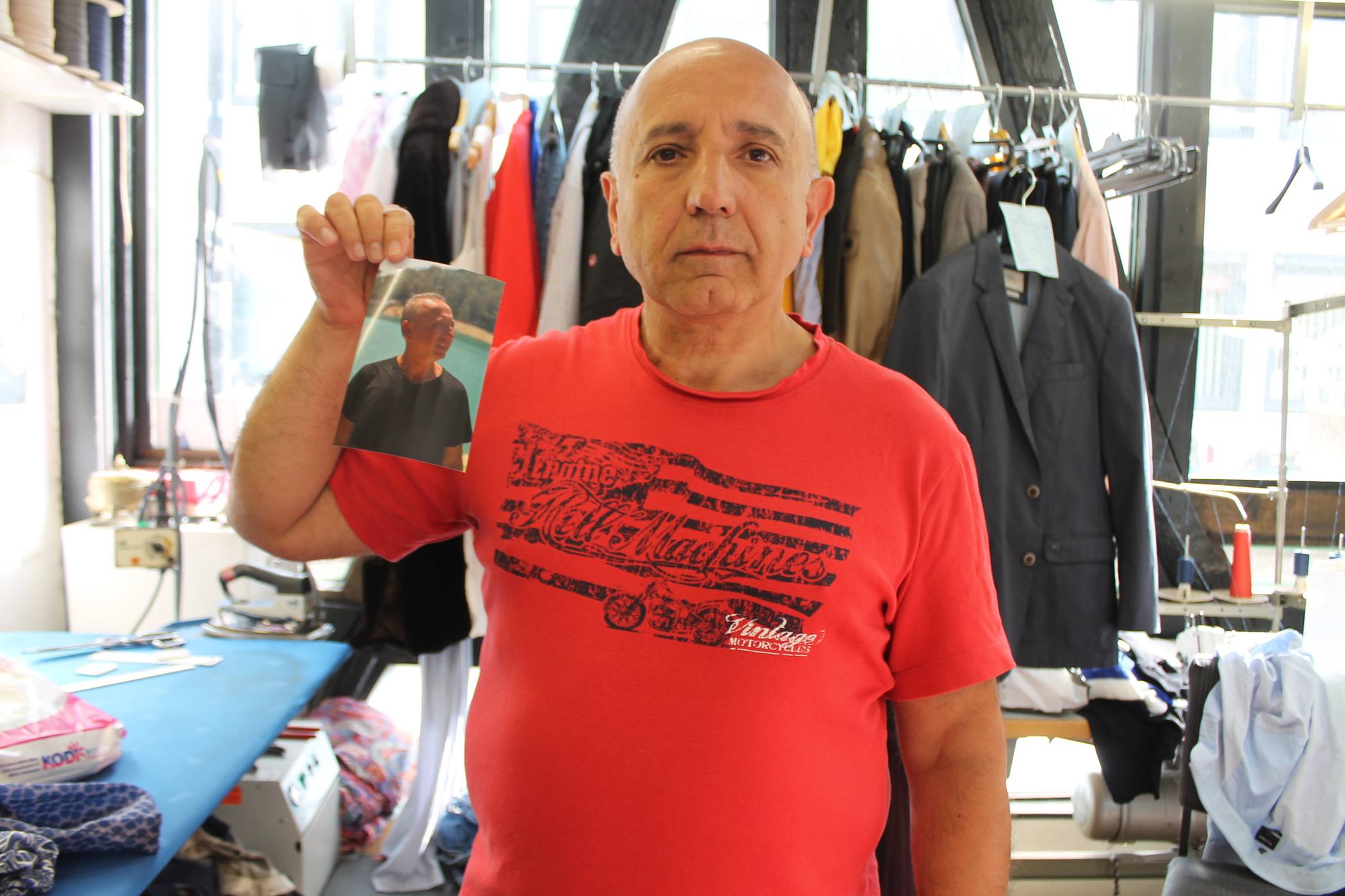  Ibo Kilic zeigt ein Fotos seines Bruders Ismet. Der Duisburger sitzt nun seit knapp drei Wochen in einem slowenischen Knast und wartet auf seine Auslieferung in die Türkei. 