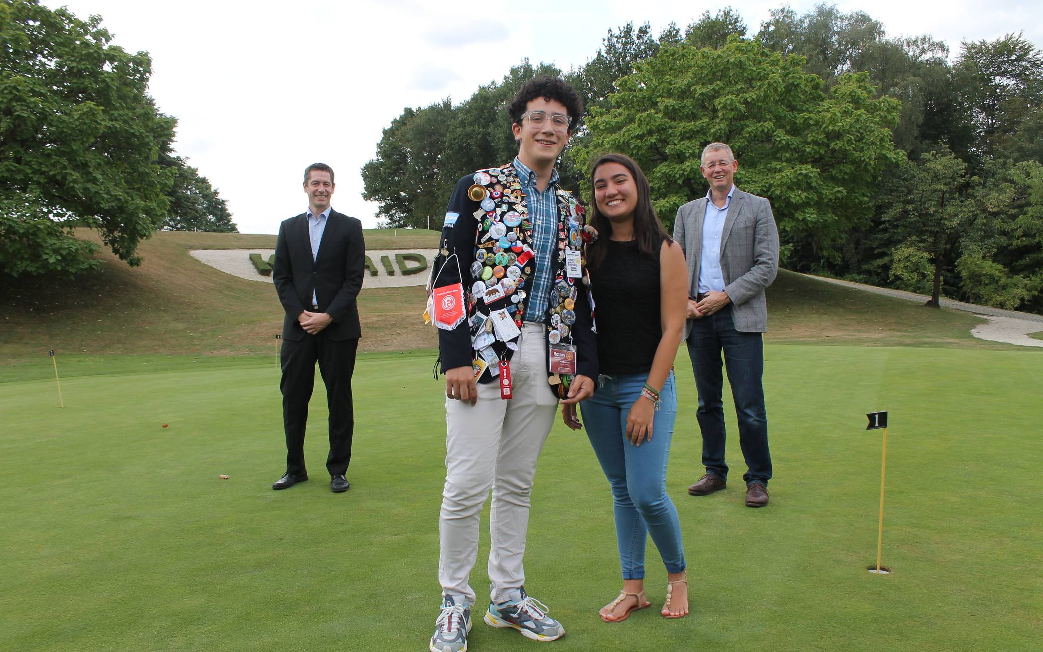  Nehuen Sanchez und Daniela Freitas waren auf Einladung der Mettmanner Rotarier rund um Dr. Michael Niklas (rechts) und Marcel Günther im Kosaido Golfclub zu Gast. Nehuen präsentierte dort sein Deutschland-Jackett mit einer Unzahl von Souvenirs und Pins. 
