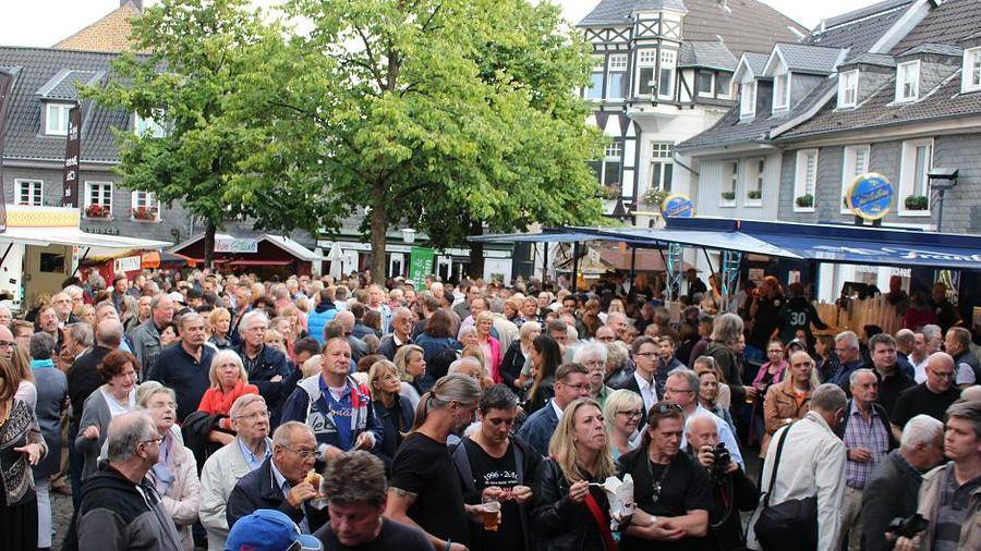  Ein Magnet für alle Mettmanner: Das Heimatfest auf dem Marktplatz. 