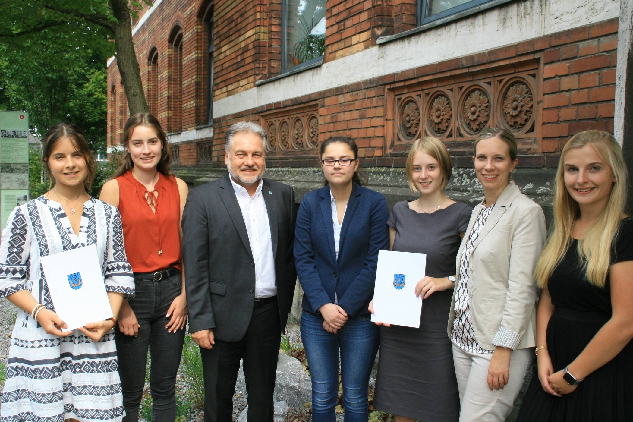  Bürgermeister Thomas Dinkelmann mit den neuen Auszubildenden Ramona Weißgerber, Tamara Berger, Julia Feldmann und Annika Ponten (v. l.) sowie Katja Sowa und Sabrina Bennink (.) aus der Personalabteilung. 