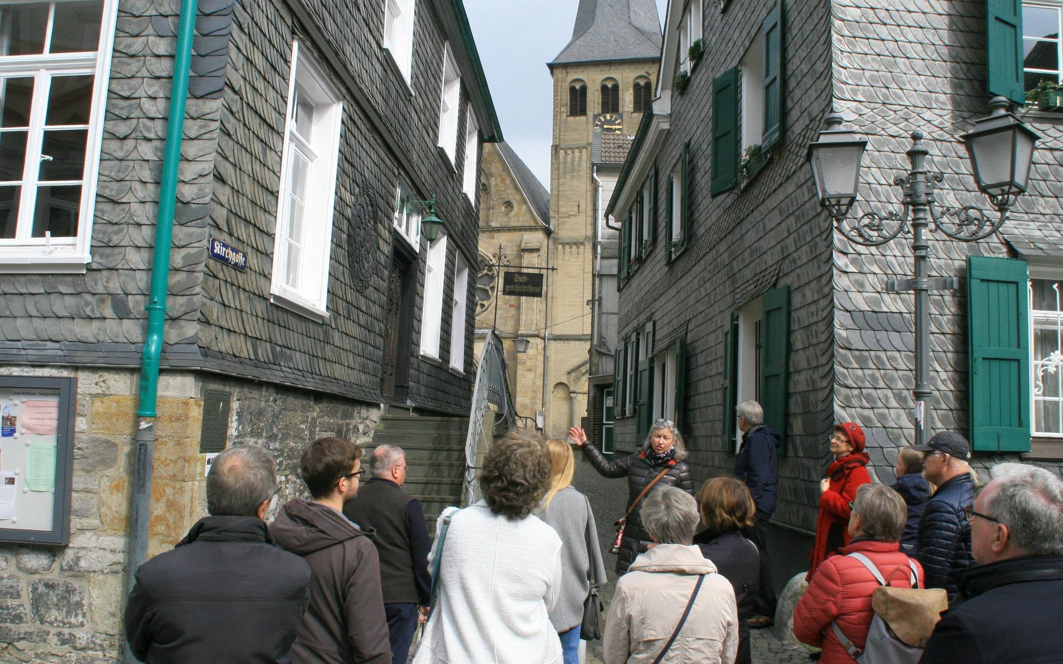  Lydia König von der städtischen Kulturabteilung führt durch das historische Mettmann. 