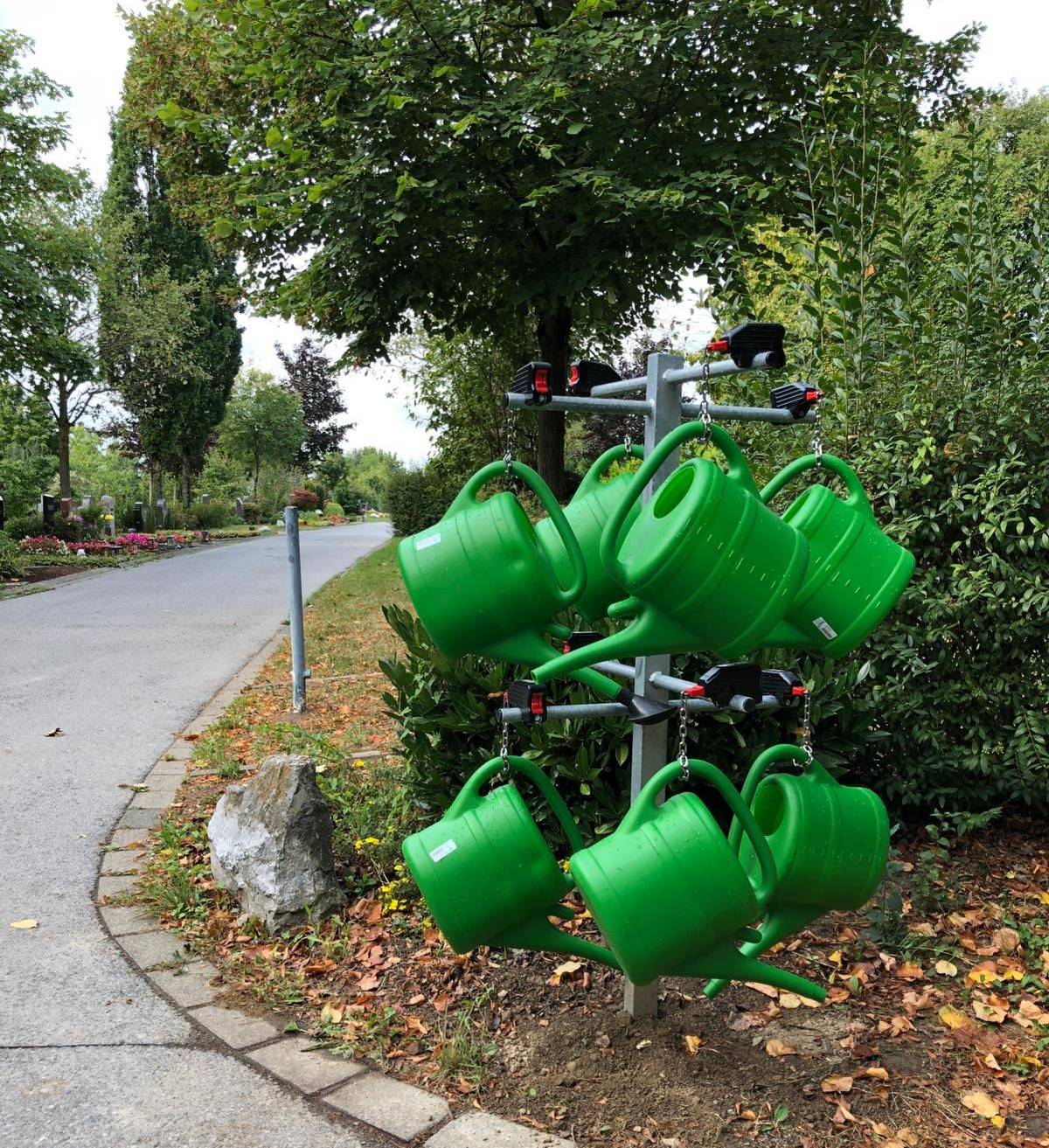  Auf dem Friedhof Lindenheide stehen schon einige neue Ständer für Pfandgießkannen. 