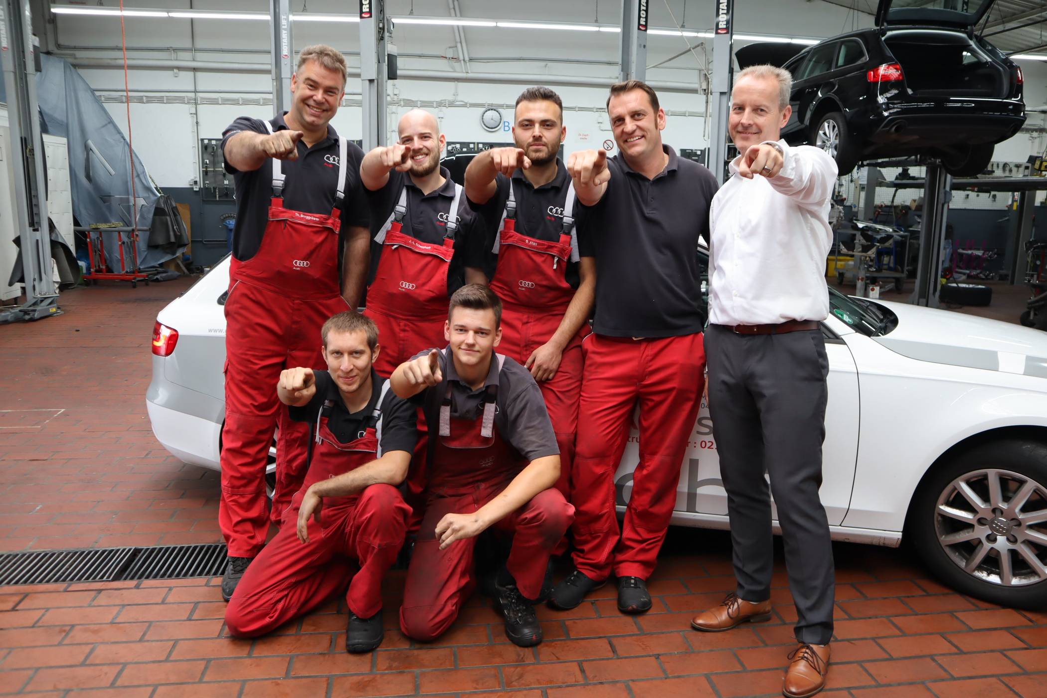  Serviceleiter Markus Klink (rechts) und seine Mitarbeiter möchten gerne einen neuen Kollegen oder eine neue Kollegin begrüßen. Audi Gottfried Schultz ruft auf: „Werden Sie Teil dieses Teams!“ 