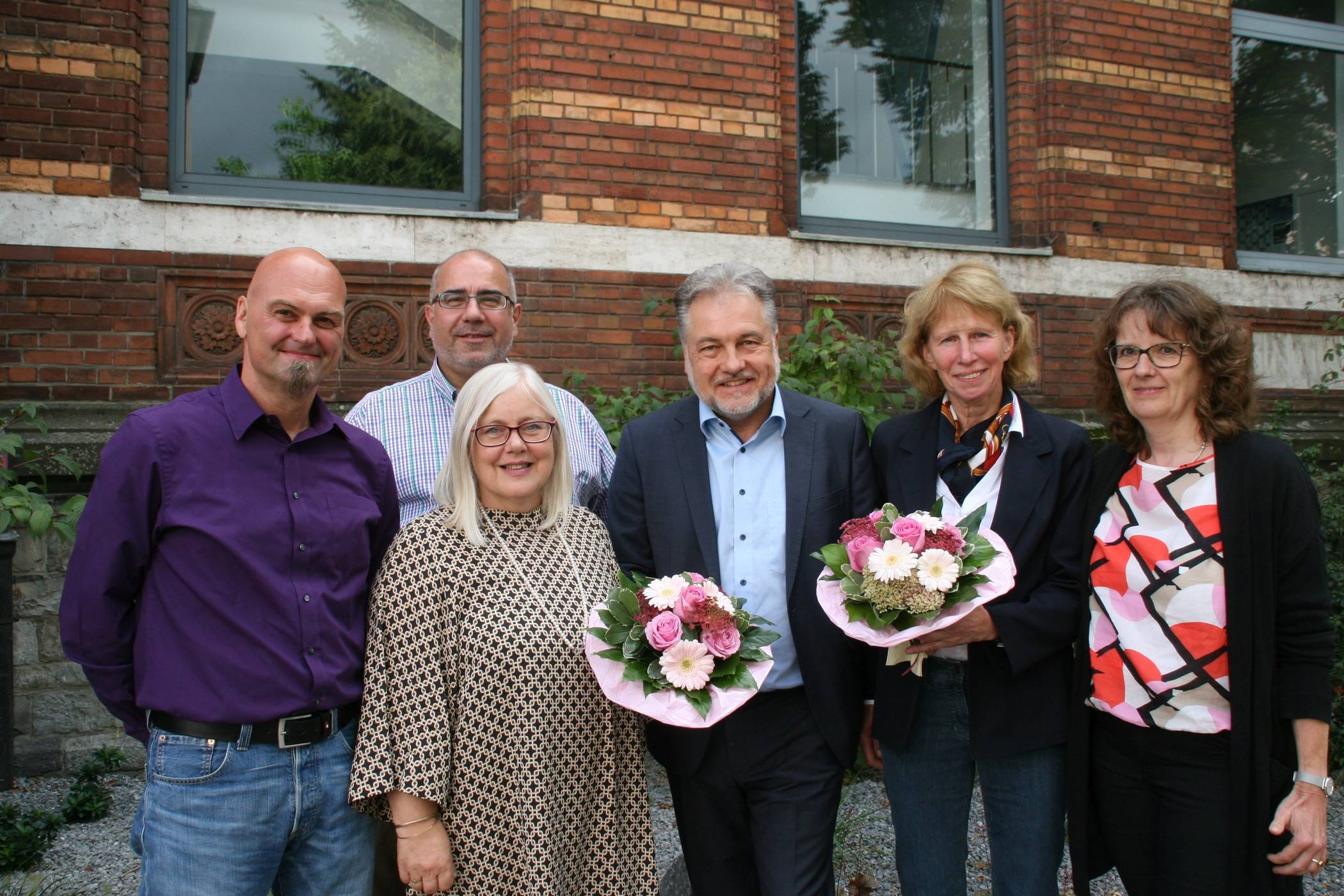  Neben Bürgermeister Thomas Dinkelmann gratulierten auch Sozialdezernent Marko Sucic, (2. v. l.), Jugendamtsleiter Stephan Wischnewski (l.) und Abteilungsleiterin Klaudia Beck (r.) Ulrike Leineweber (2. v. r.) und Angelika Schwarz zum 40-jährigen Dienstjubiläum. (Foto: Kreisstadt Mettmann) 