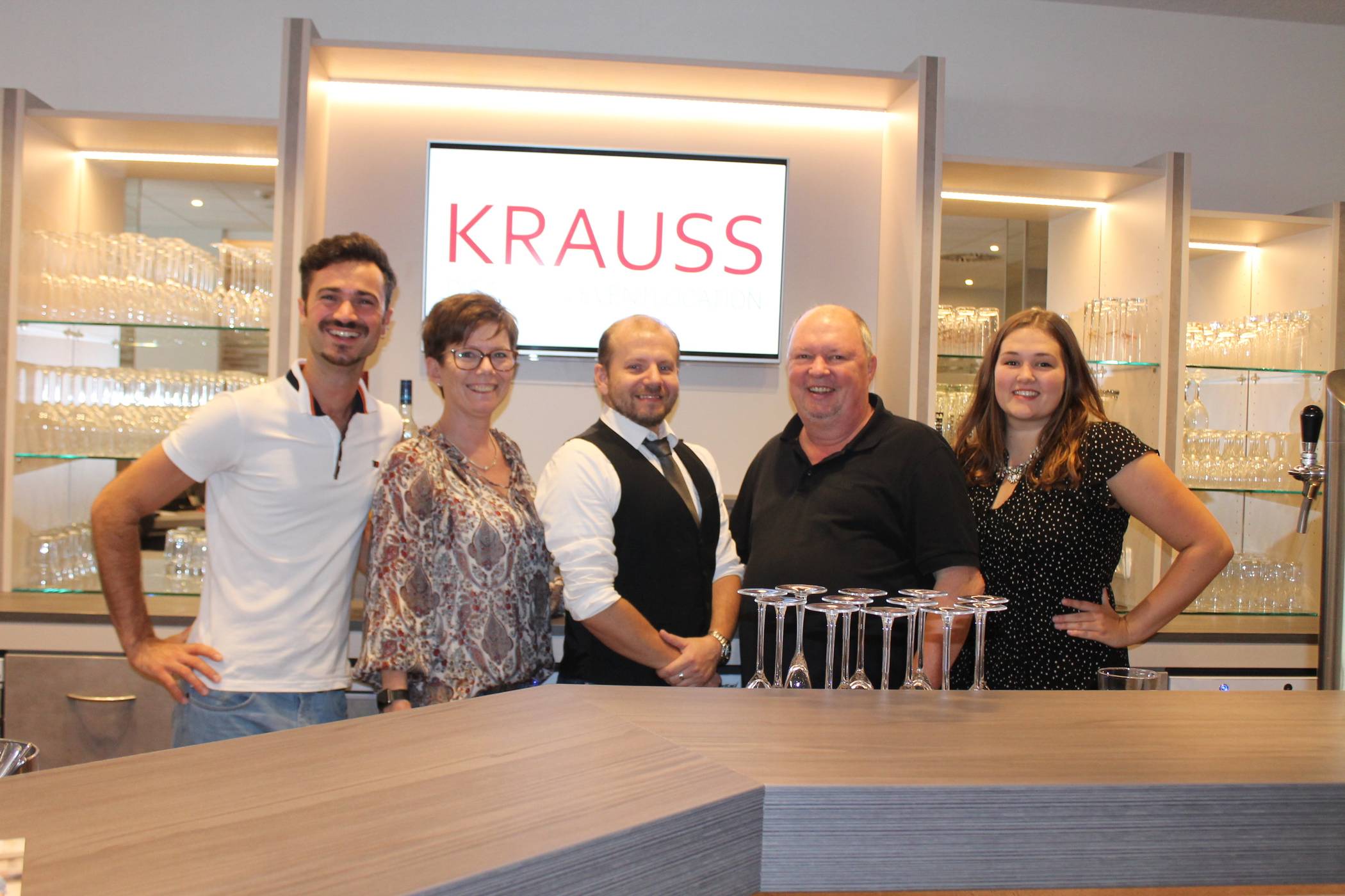  WoDi (2.v.r.) und sein Team freuen sich auf tolle Tanztage in ihren neuen Räumlichkeiten. 