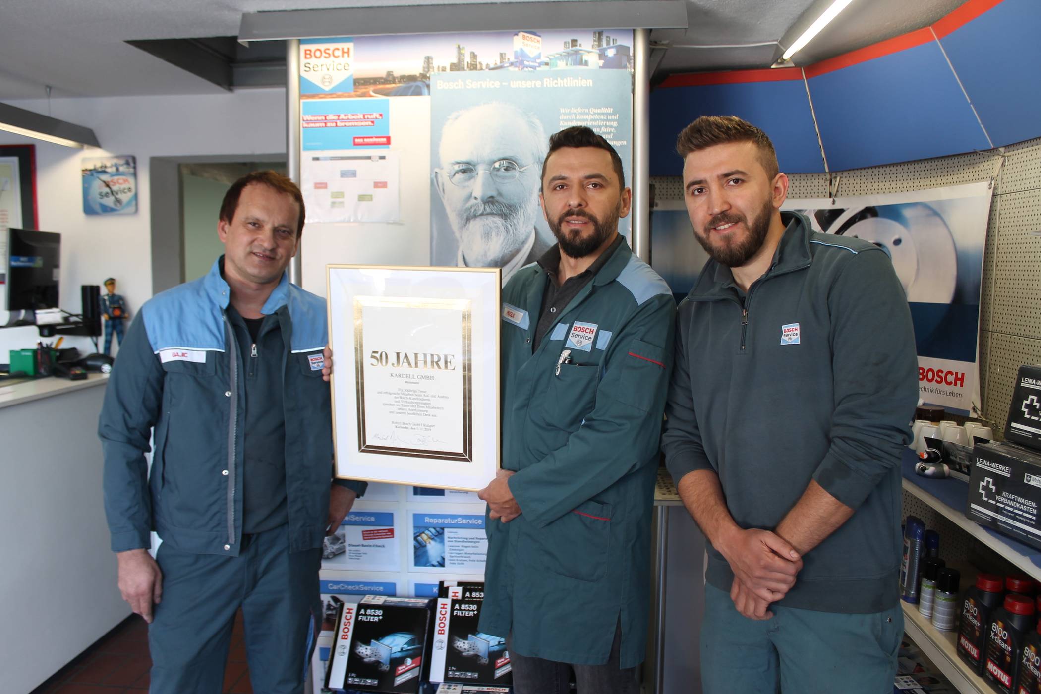  Islam und Ibrahim Musliu sowie der langjährige Mitarbeiter Milan Gajic feiern 50 Jahre Bosch-Service in Mettmann. 