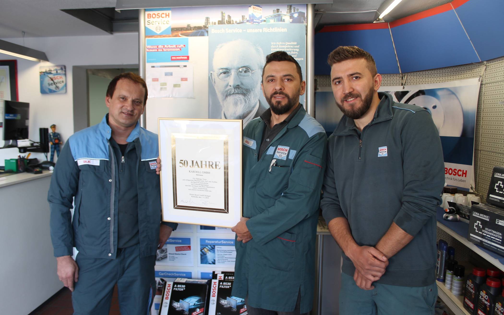  Islam und Ibrahim Musliu sowie der langjährige Mitarbeiter Milan Gajic feiern 50 Jahre Bosch-Service in Mettmann. 